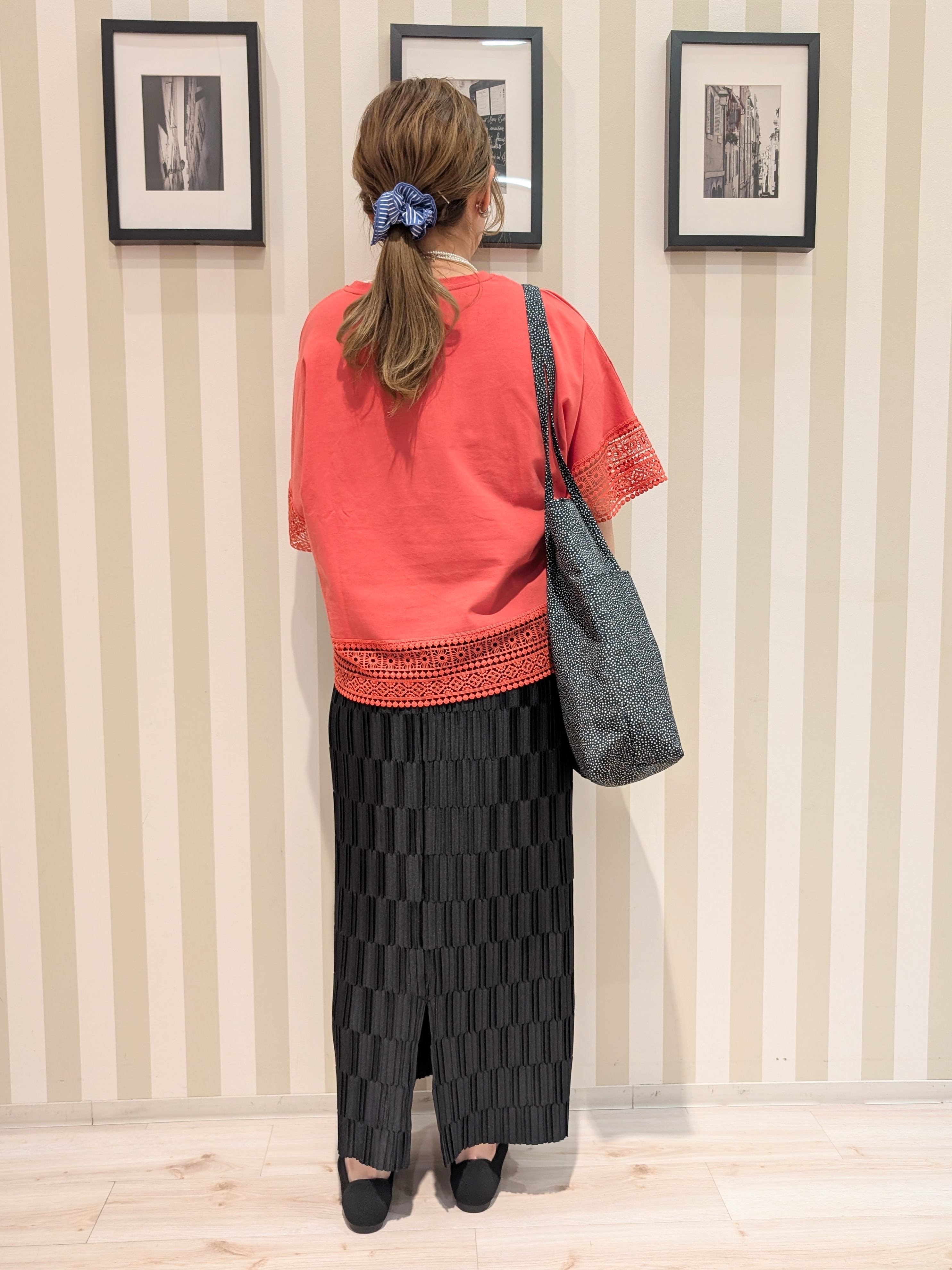 otaさんの「SHOO･LA･RUE｜【洗濯機可/体型カバー/S-LL】レース使いがポイント デザインTシャツ」を使ったコーディネート