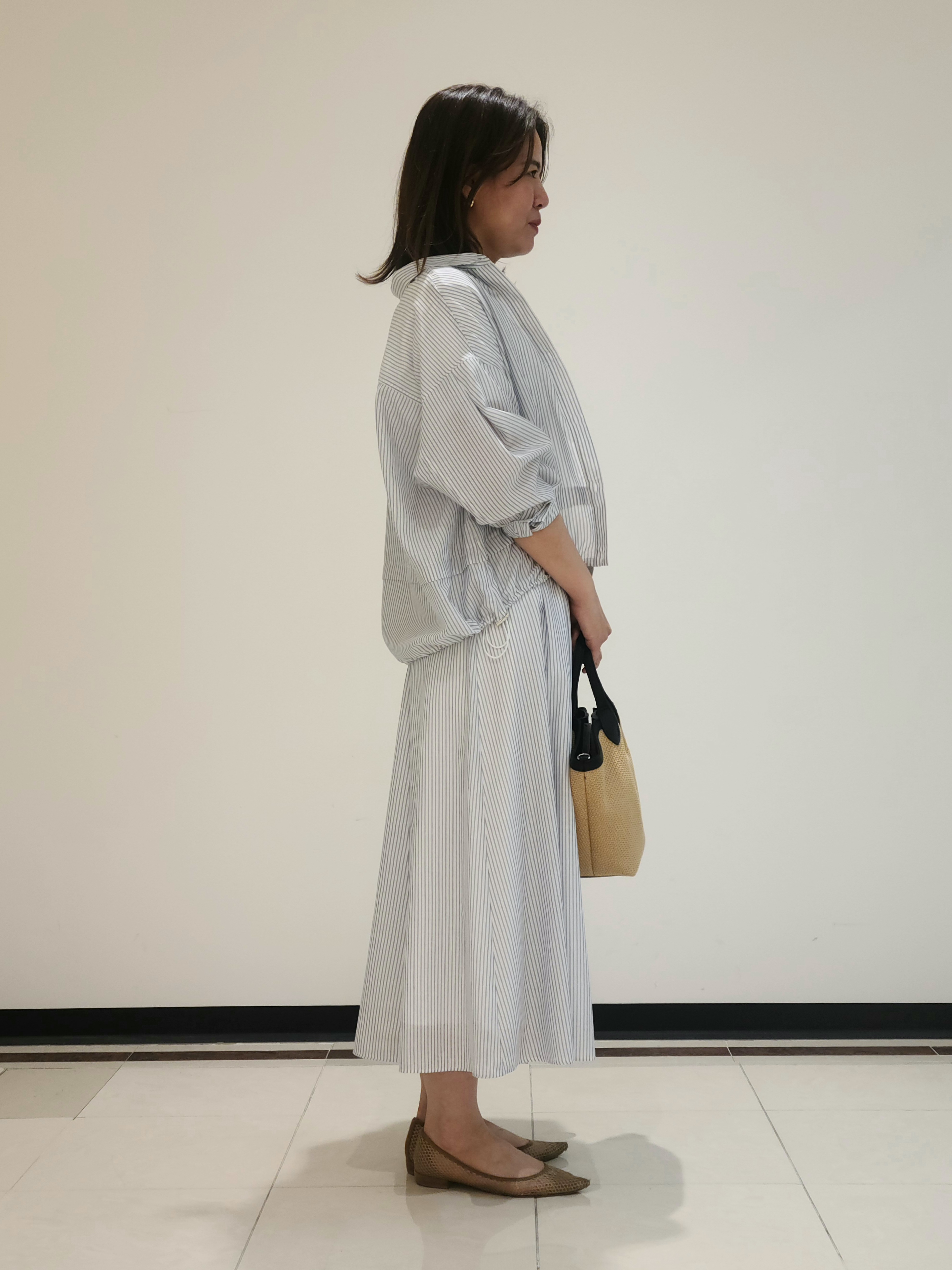 eriさんの「INDIVI｜【接触冷感／洗える／2WAY】ドロスト付 シアーシャンブレーシャツ」を使ったコーディネート
