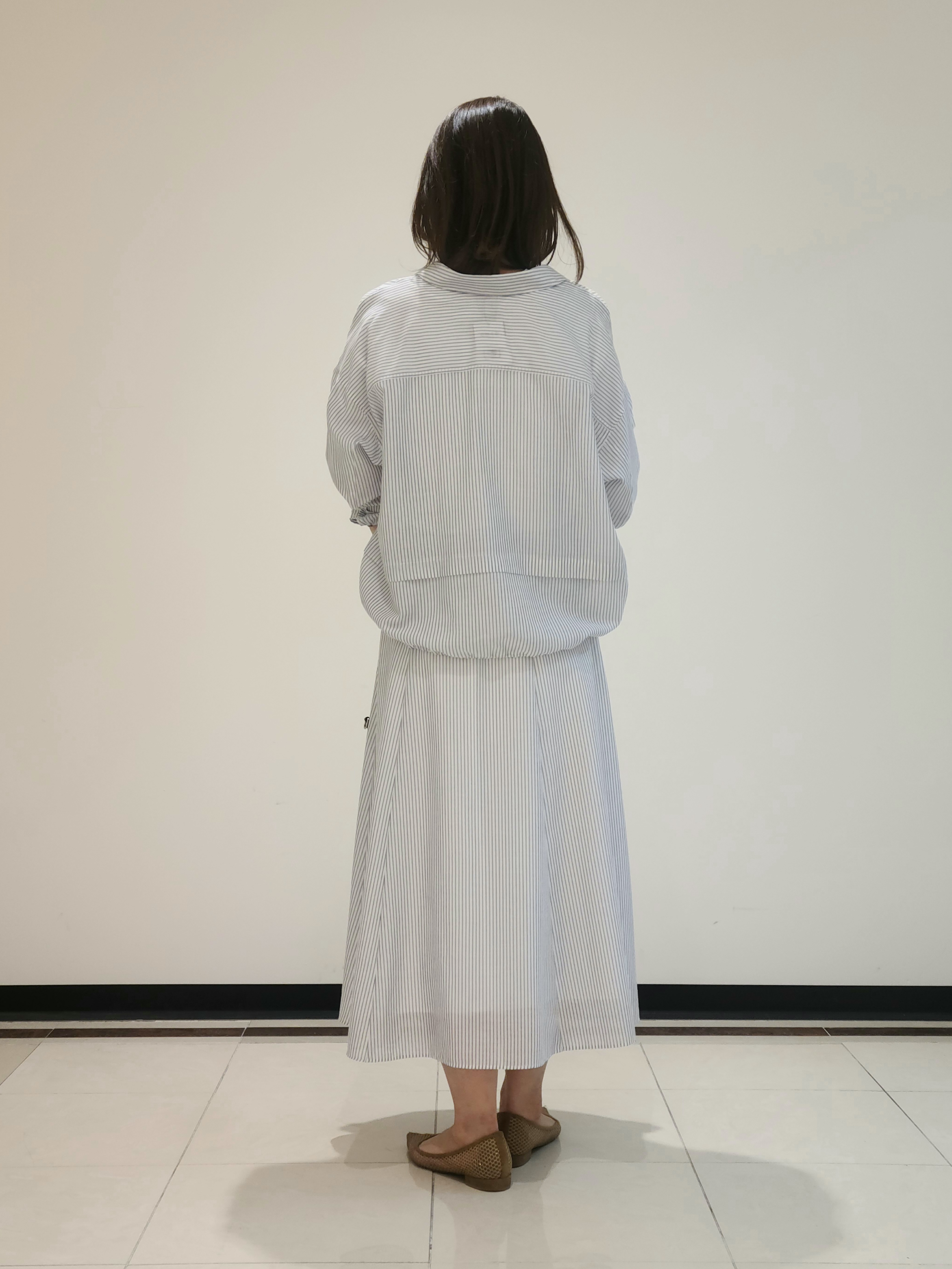 eriさんの「INDIVI｜【接触冷感／洗える／2WAY】ドロスト付 シアーシャンブレーシャツ」を使ったコーディネート
