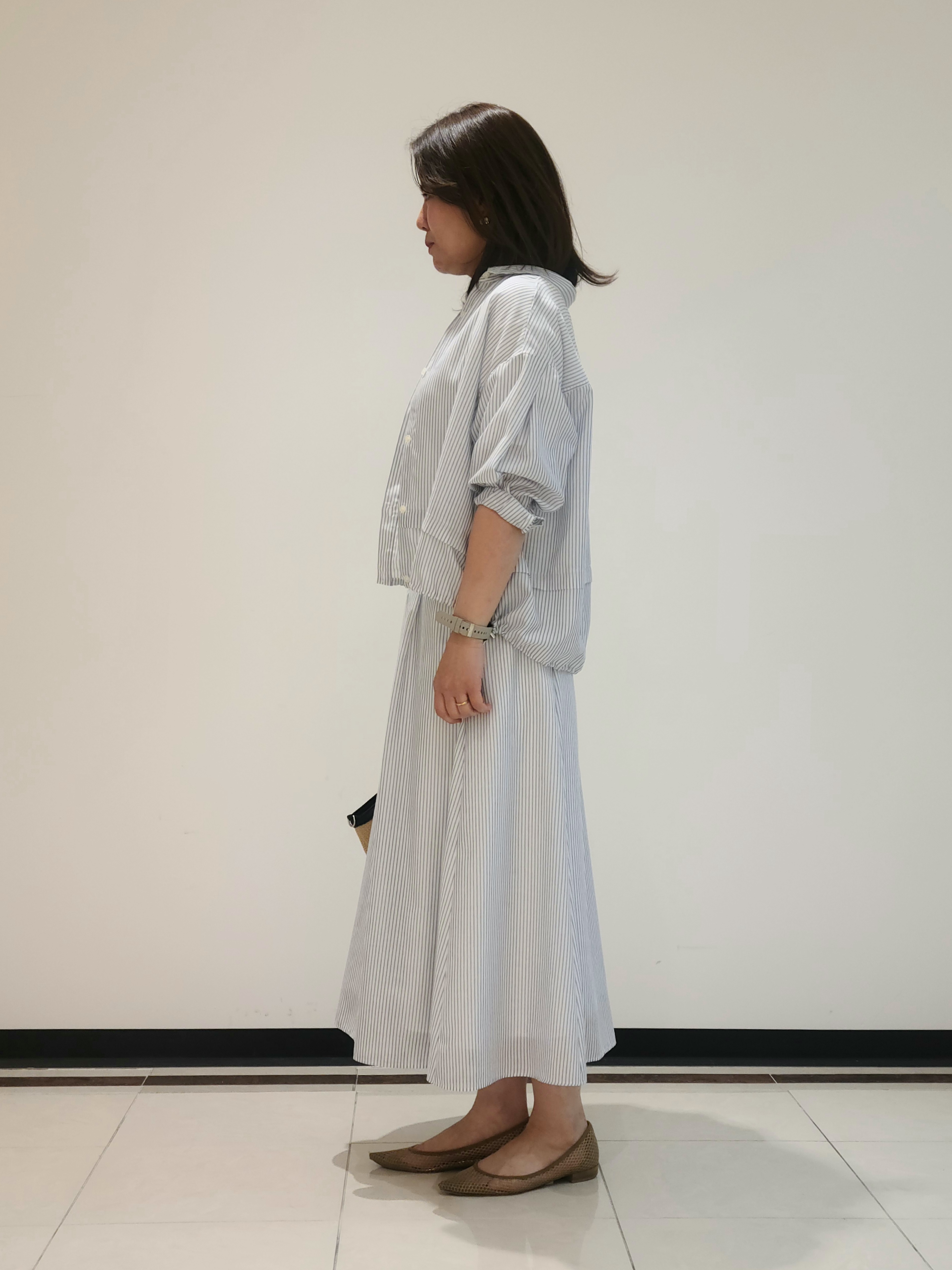 eriさんの「INDIVI｜【接触冷感／洗える／2WAY】ドロスト付 シアーシャンブレーシャツ」を使ったコーディネート