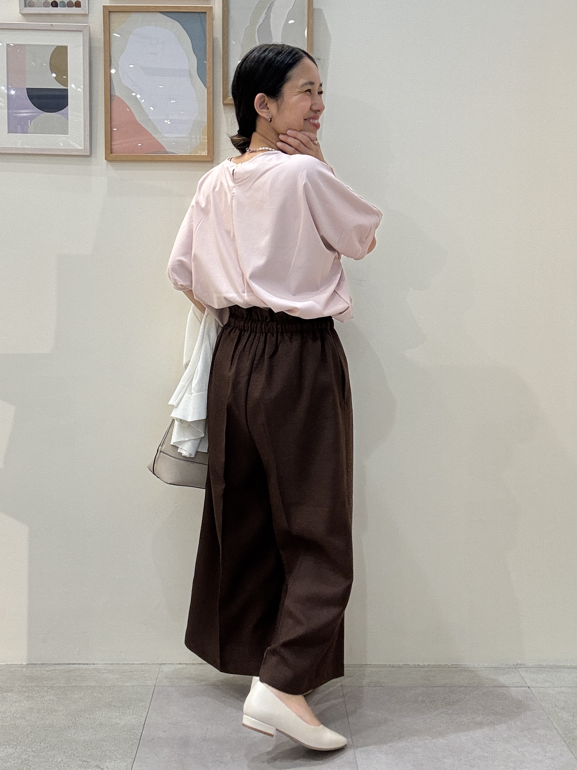 たけぴさんの「SHOO･LA･RUE｜【洗濯後しわになりにくい】インせず着られる さらっとタッチのドルマンブラウス」を使ったコーディネート