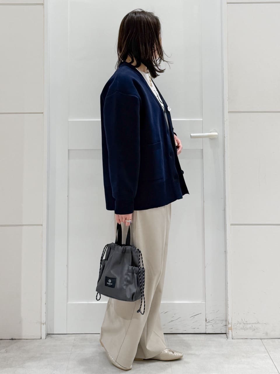 yuka.aさんの「OPAQUE.CLIP｜リラクシーロゴプリントTシャツ【洗濯機OK】」を使ったコーディネート