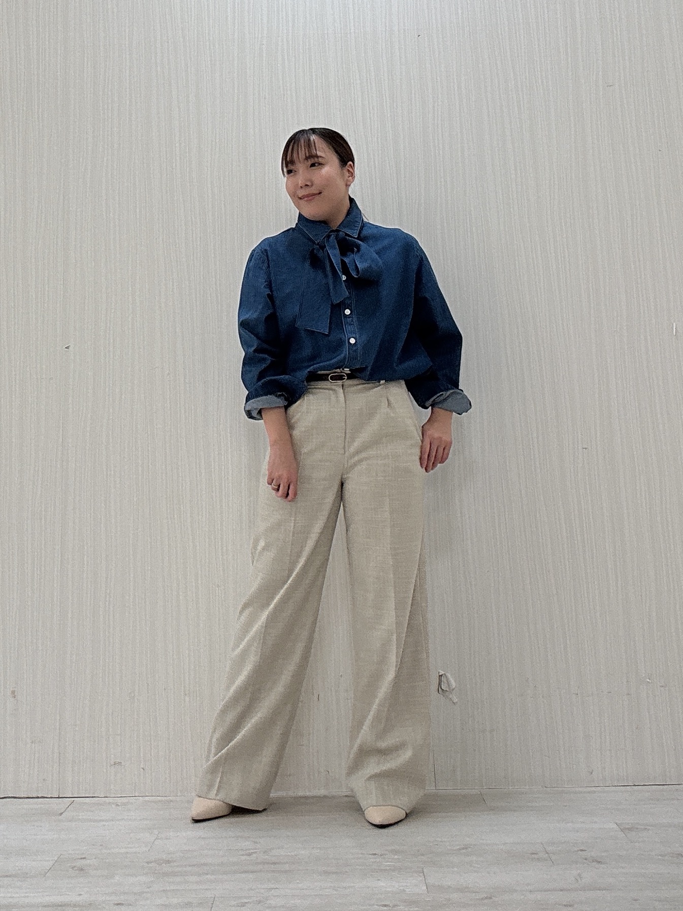 ayakaさんの「UNTITLED｜◆【セットアップ可/ボウタイ】ライトウェイトデニムブラウス」を使ったコーディネート