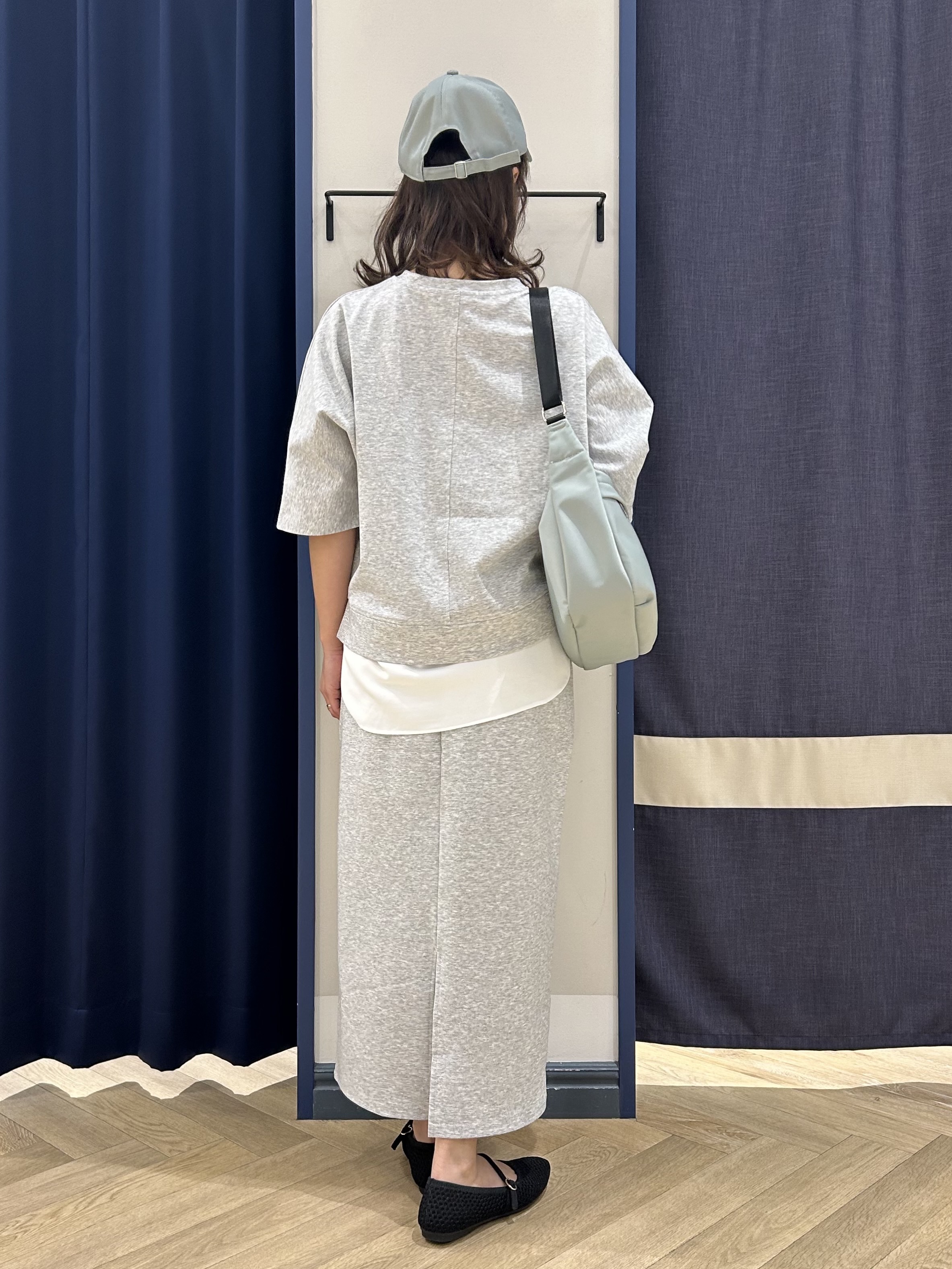 Orikaさんの「grove｜【時短コーデ】シルキーポンチレイヤード風セットアップ」を使ったコーディネート