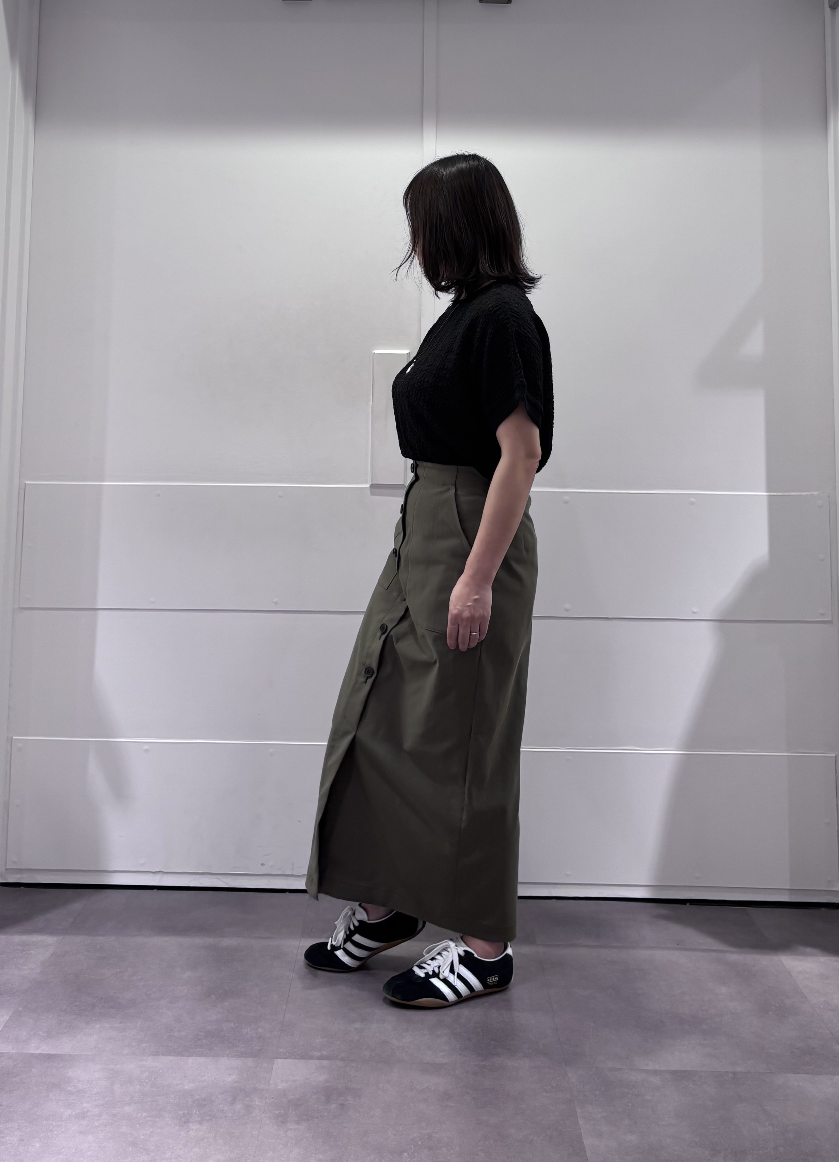 TOKOさんの「UNTITLED｜【接触冷感/UVカット/吸水速乾/遮熱】ツイルボタンディティールスカート」を使ったコーディネート