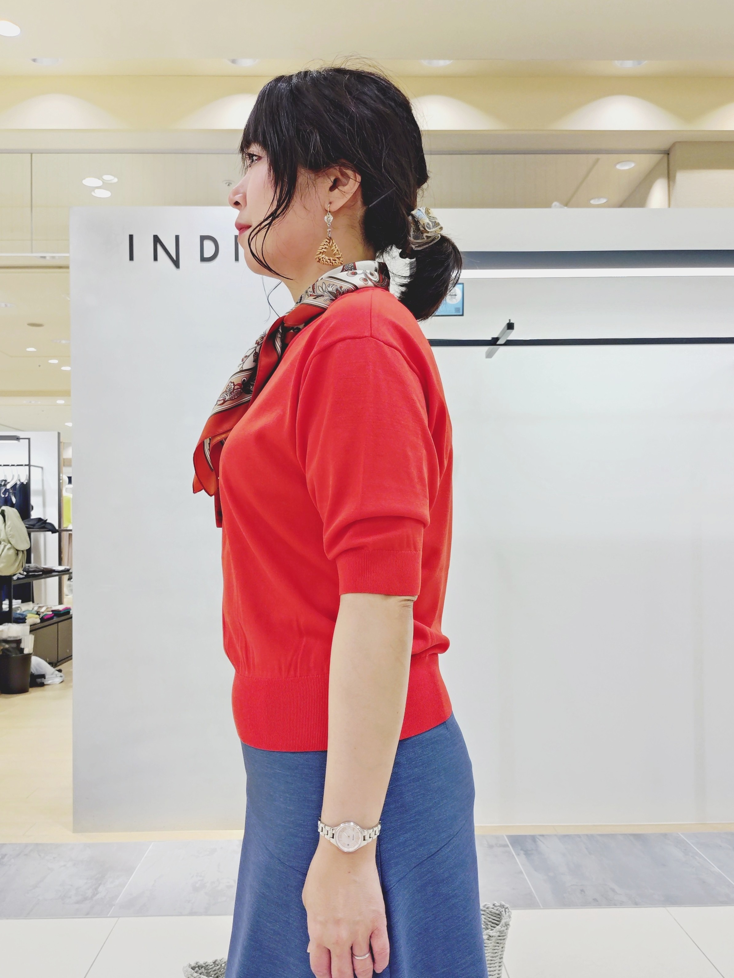 TOMOMIさんの「INDIVI｜【洗える／UVケア／すっきり見え】ナローフレアスカート」を使ったコーディネート