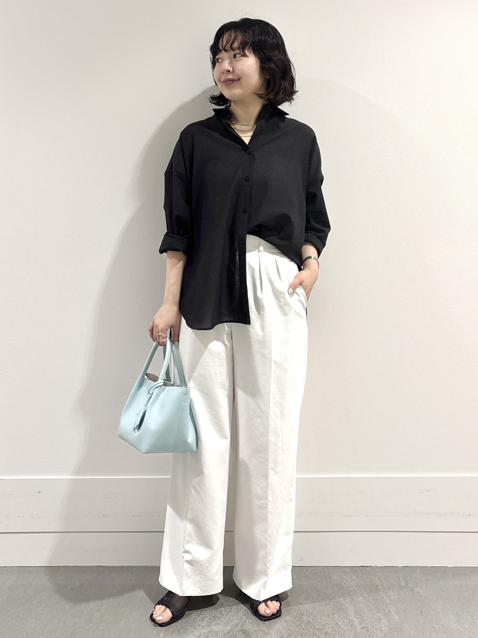 モエカさんの「UNTITLED｜◆【2WAY/マシンウォッシャブル】カシュクールデザインシャツ」を使ったコーディネート