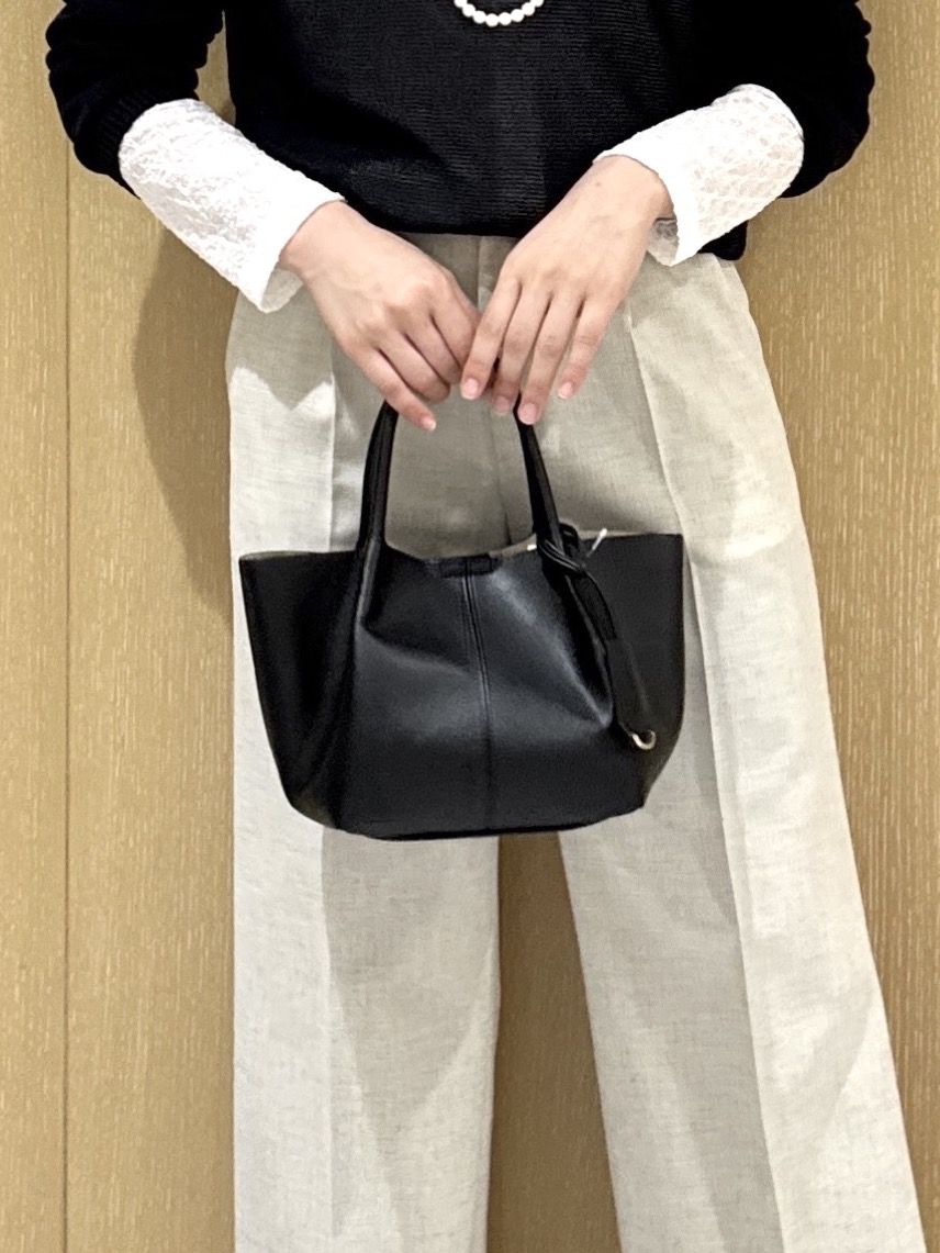 nanaさんの「UNTITLED｜【8色展開/程よい透け感】ドライタッチボートネックニット」を使ったコーディネート