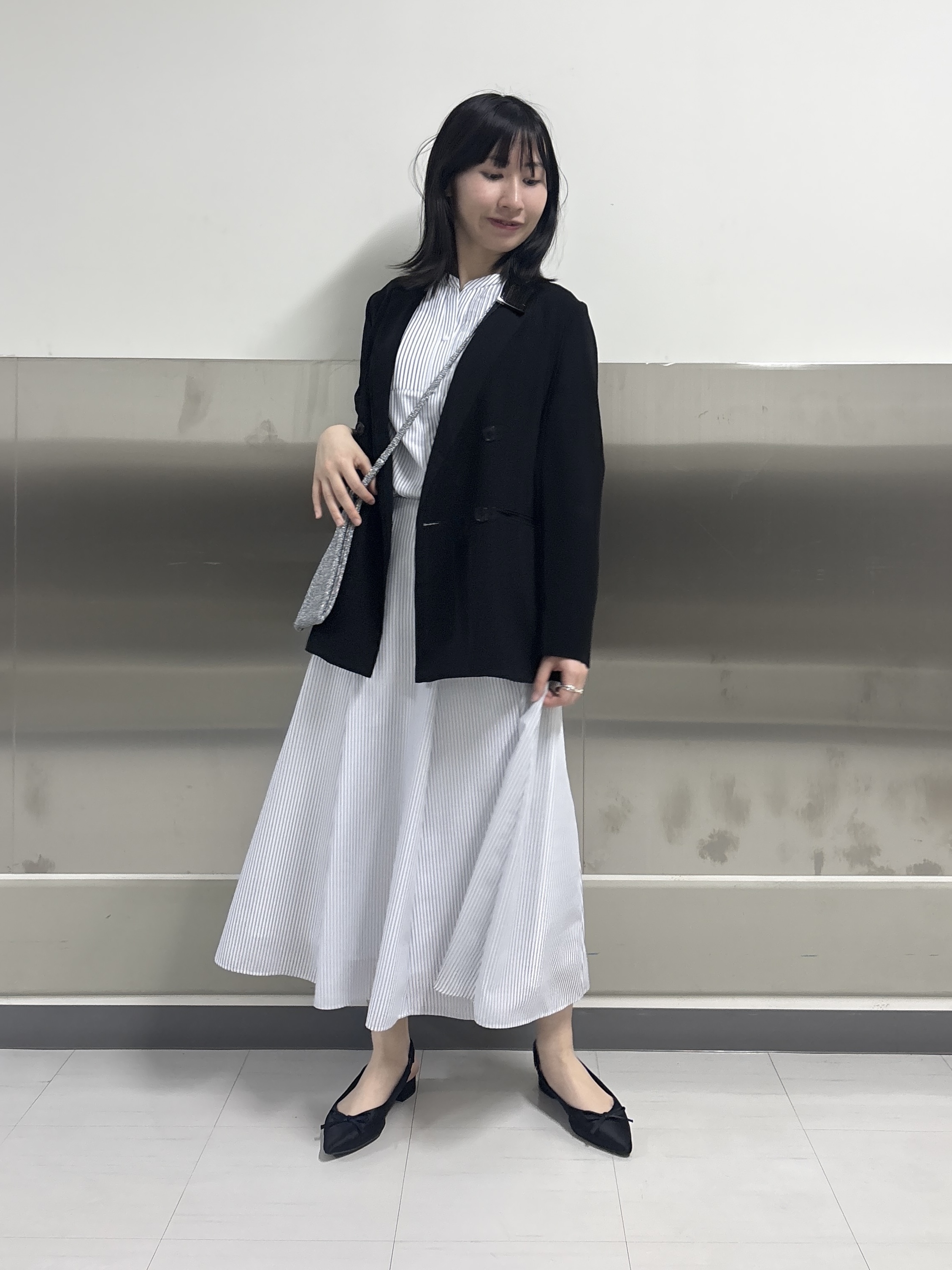 Yoshimiさんの「INDIVI｜【接触冷感／洗える／SETUP可能】シアーシャンブレータックフレアスカート」を使ったコーディネート