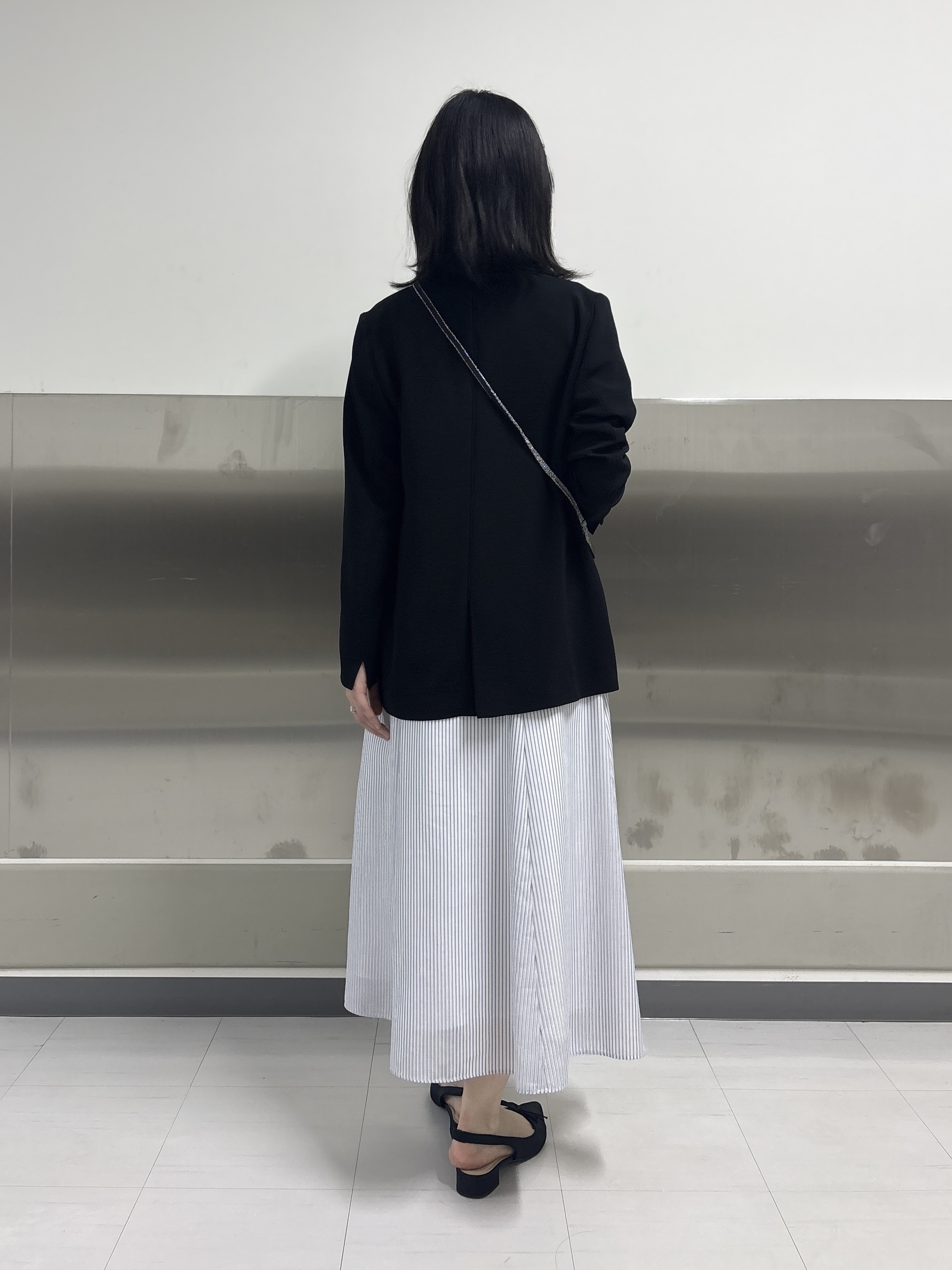 Yoshimiさんの「INDIVI｜【接触冷感／洗える／SETUP可能】シアーシャンブレータックフレアスカート」を使ったコーディネート
