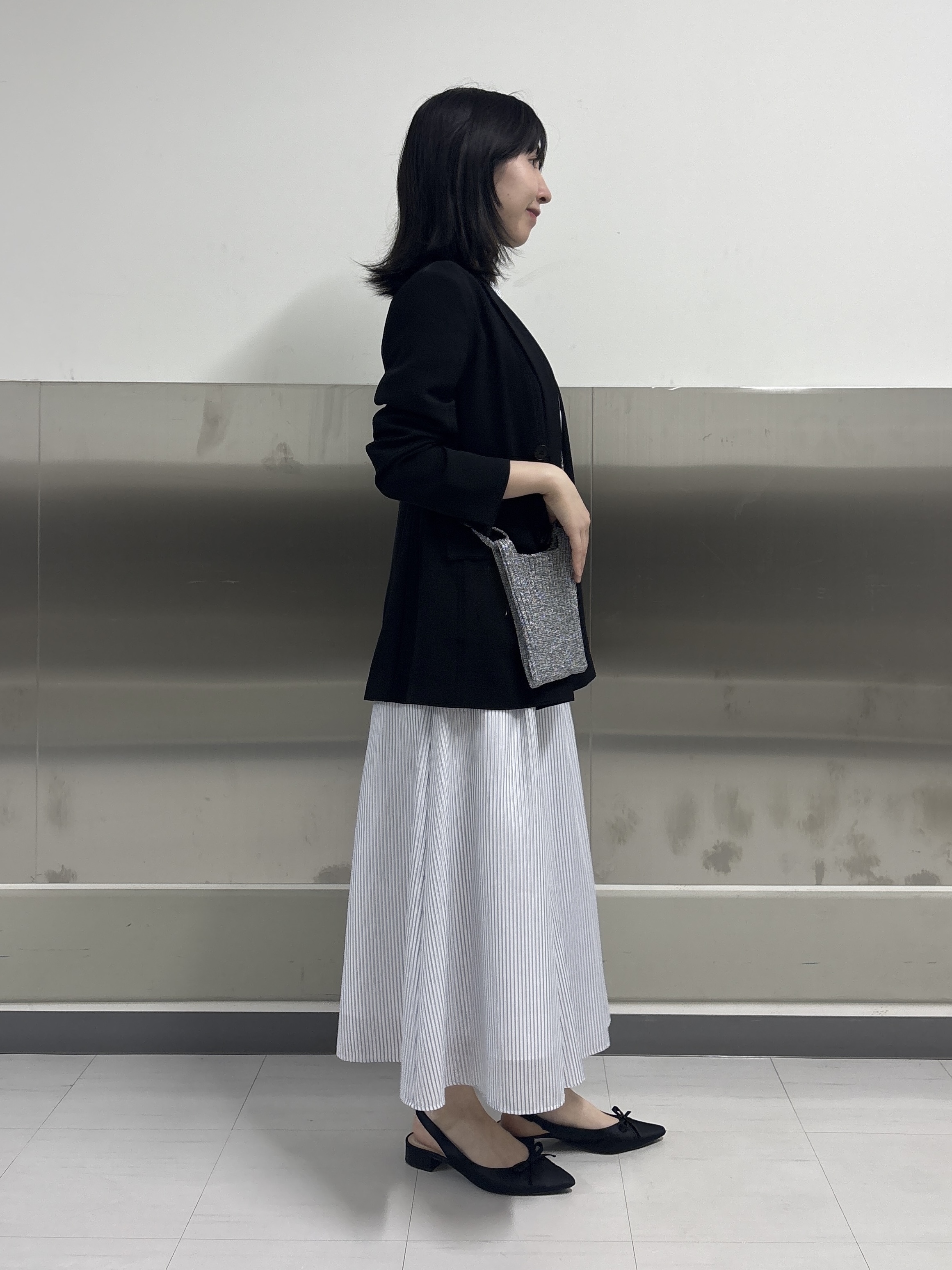 Yoshimiさんの「INDIVI｜【接触冷感／洗える／SETUP可能】シアーシャンブレータックフレアスカート」を使ったコーディネート