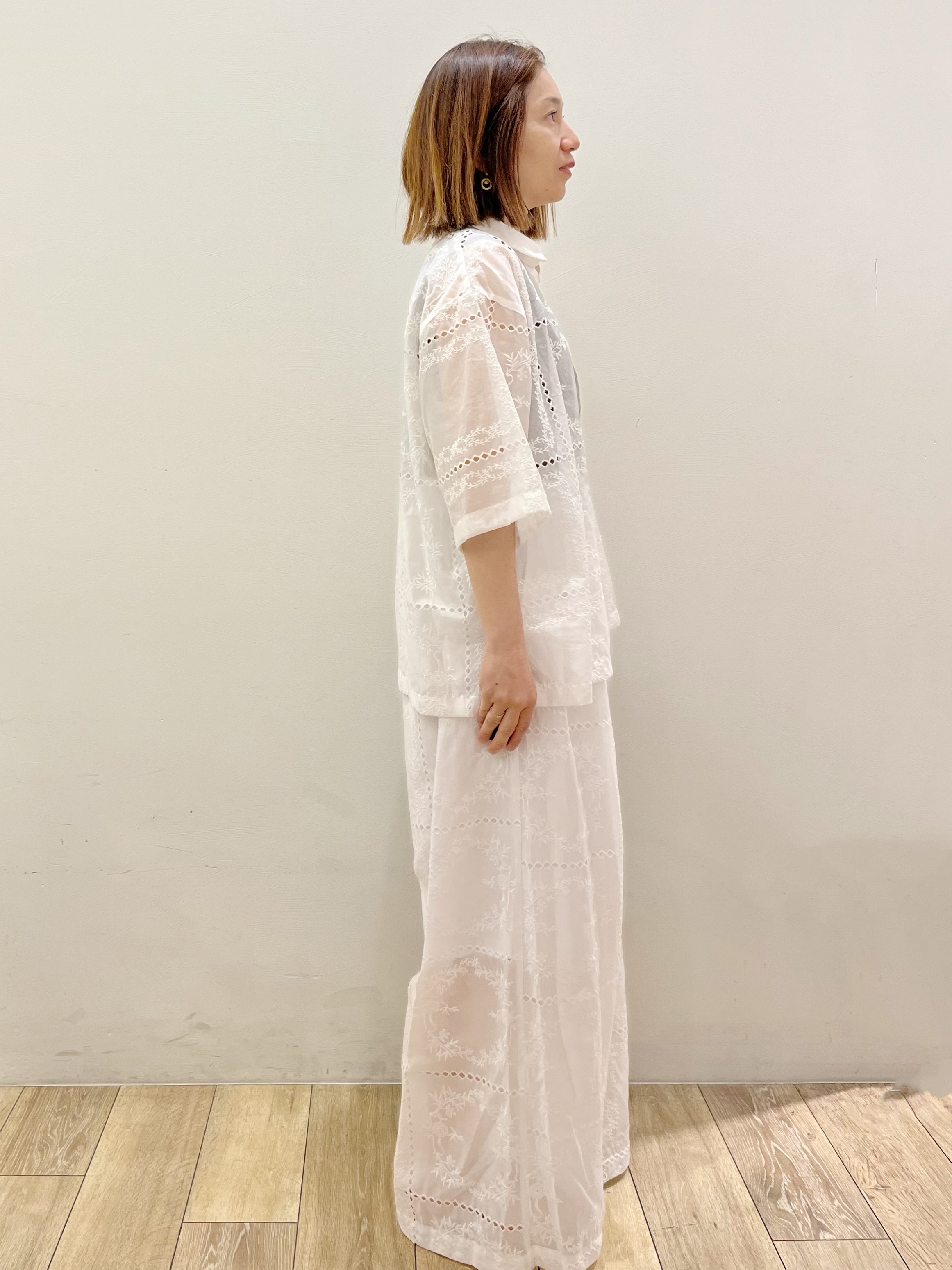 kcさんの「OPAQUE.CLIP｜刺繍ハーフスリーブシャツ／セットアップ対応可【洗濯機OK】」を使ったコーディネート