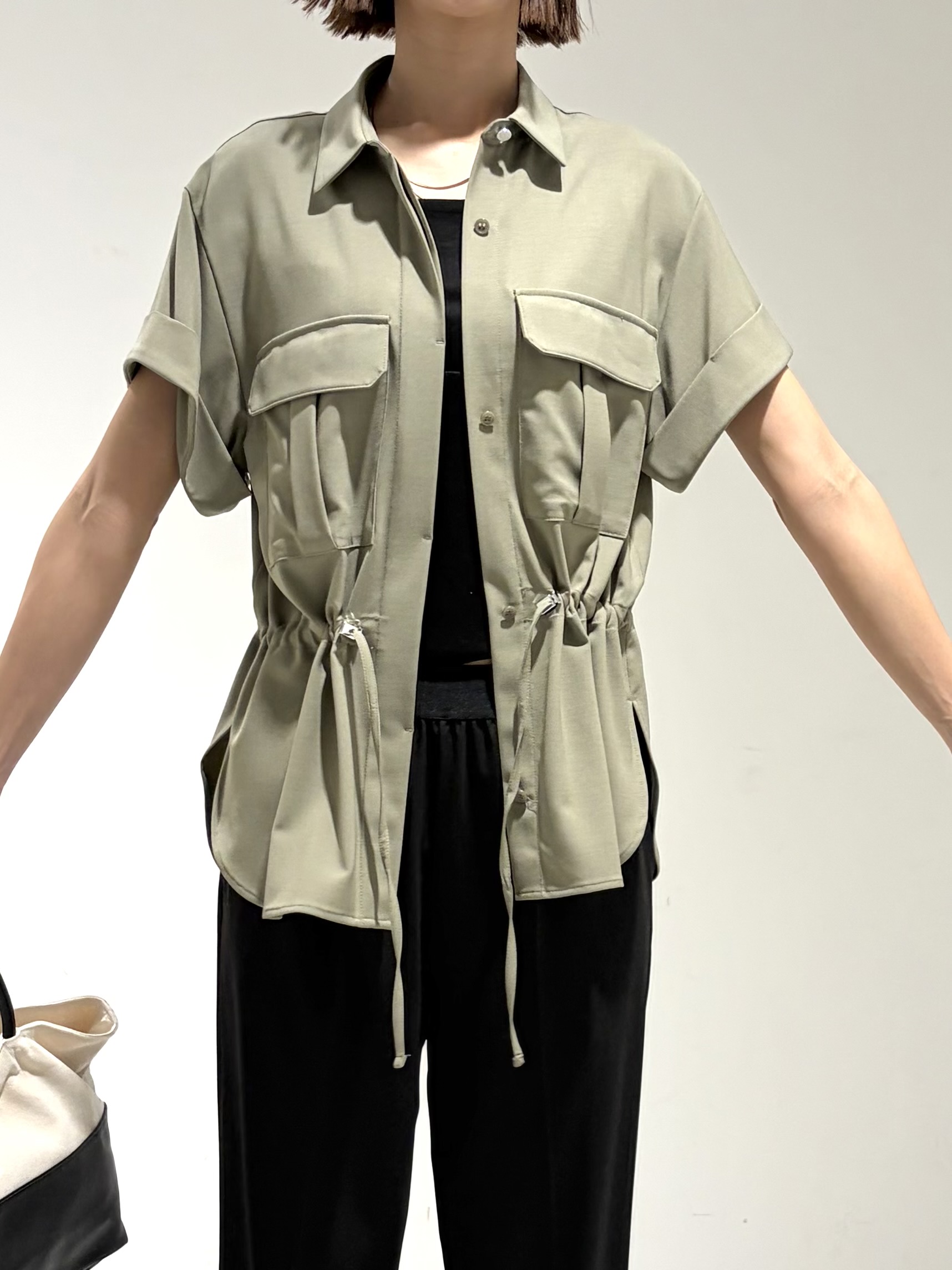 shioriさんの「INDIVI｜Comfy SET UP｜サファリシャツ【セットアップ対応／通勤／カセット服／接触冷感／UVカット】」を使ったコーディネート