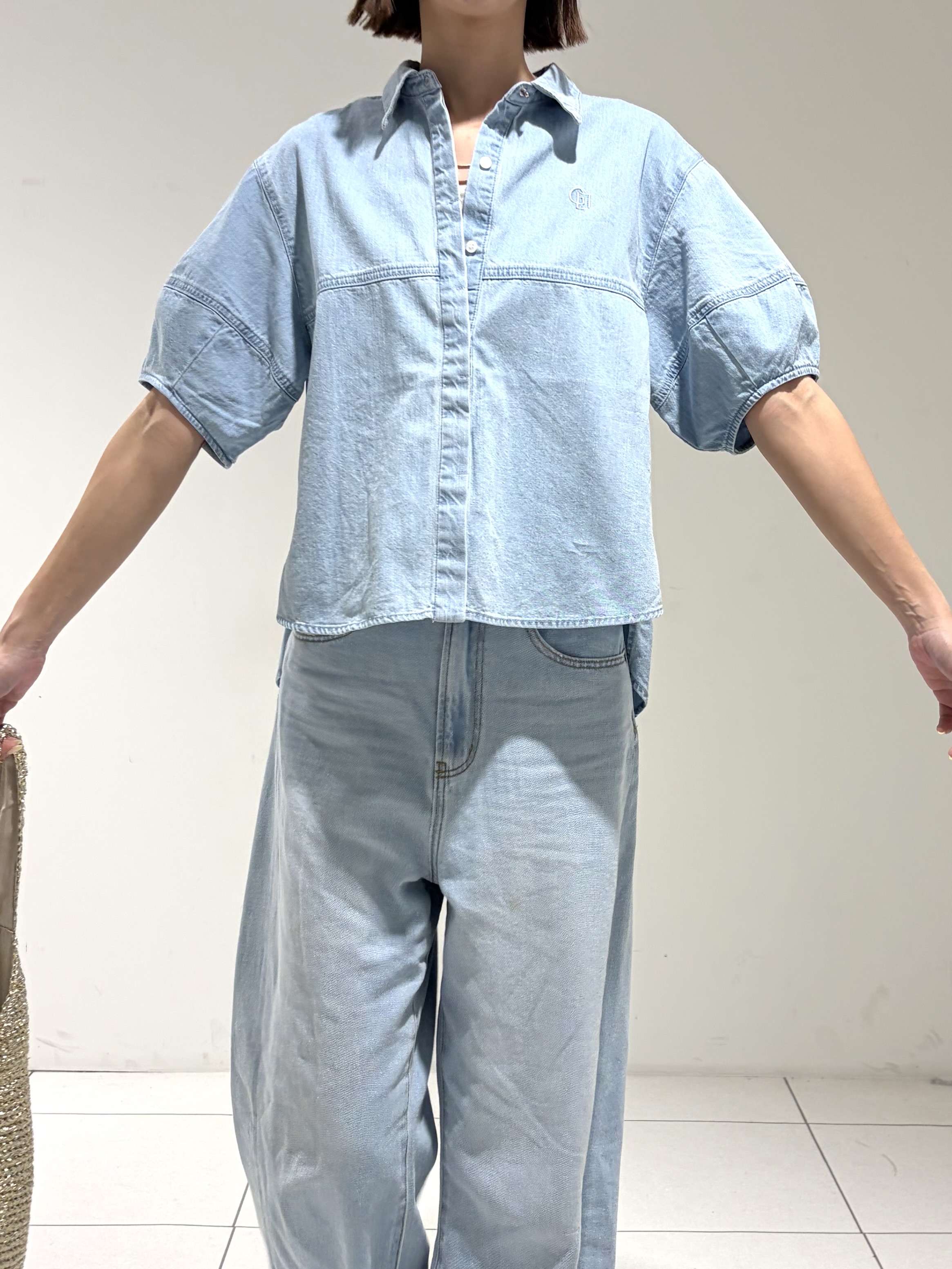 shioriさんの「INDIVI｜フォルムスリーブデニムシャツ」を使ったコーディネート