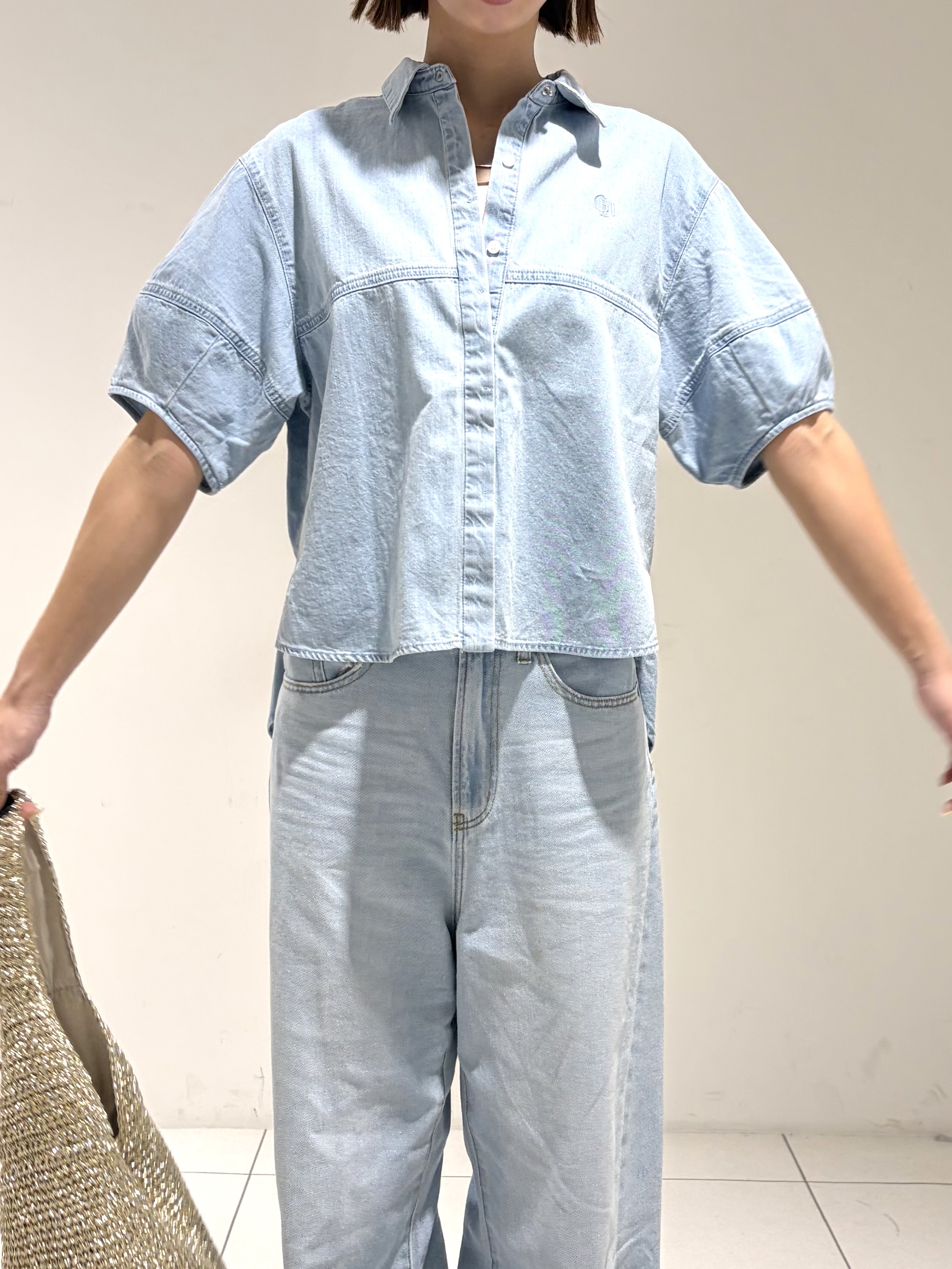 shioriさんの「INDIVI｜フォルムスリーブデニムシャツ」を使ったコーディネート