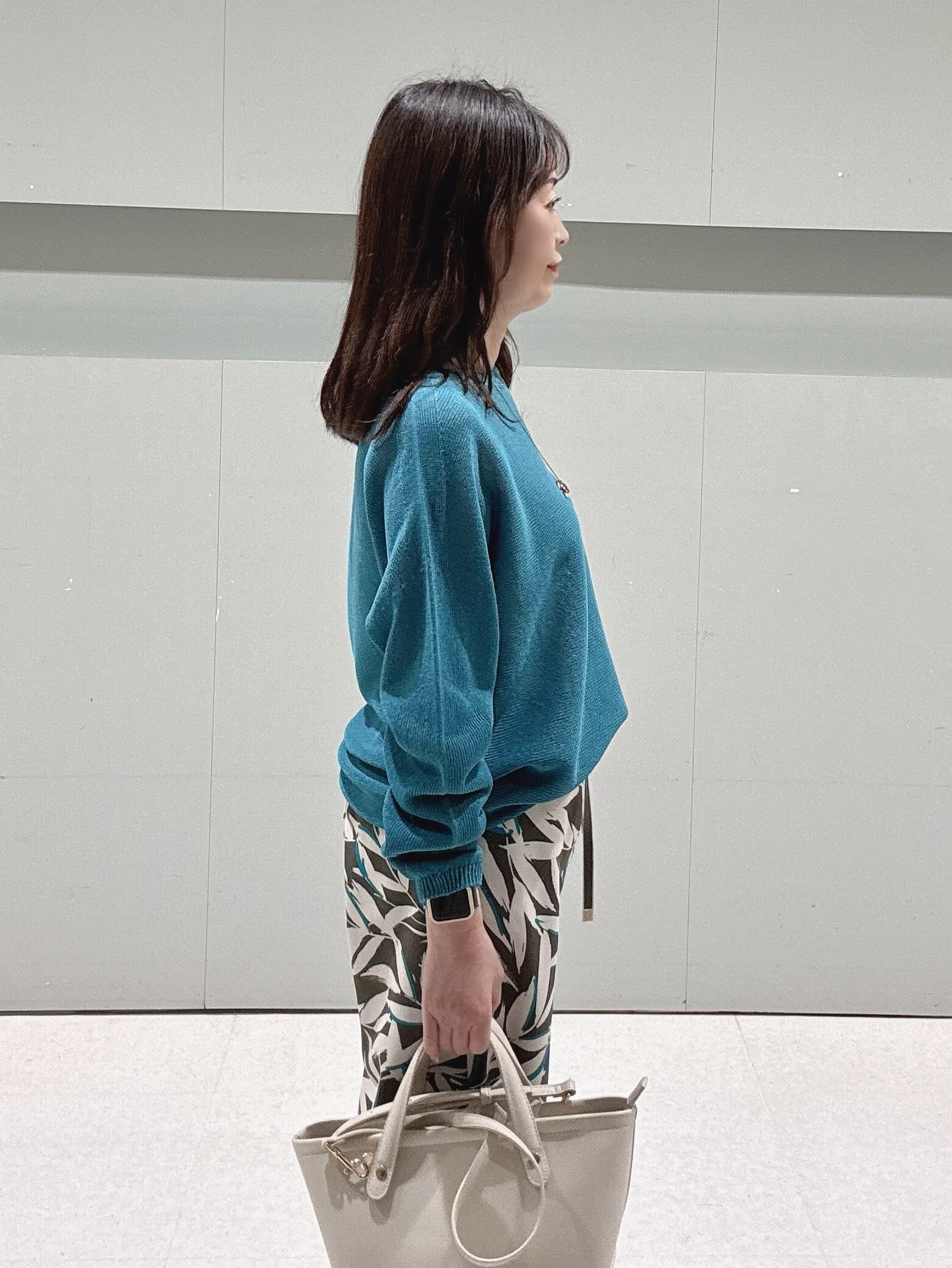 makiさんの「UNTITLED｜【8色展開/程よい透け感】ドライタッチボートネックニット」を使ったコーディネート