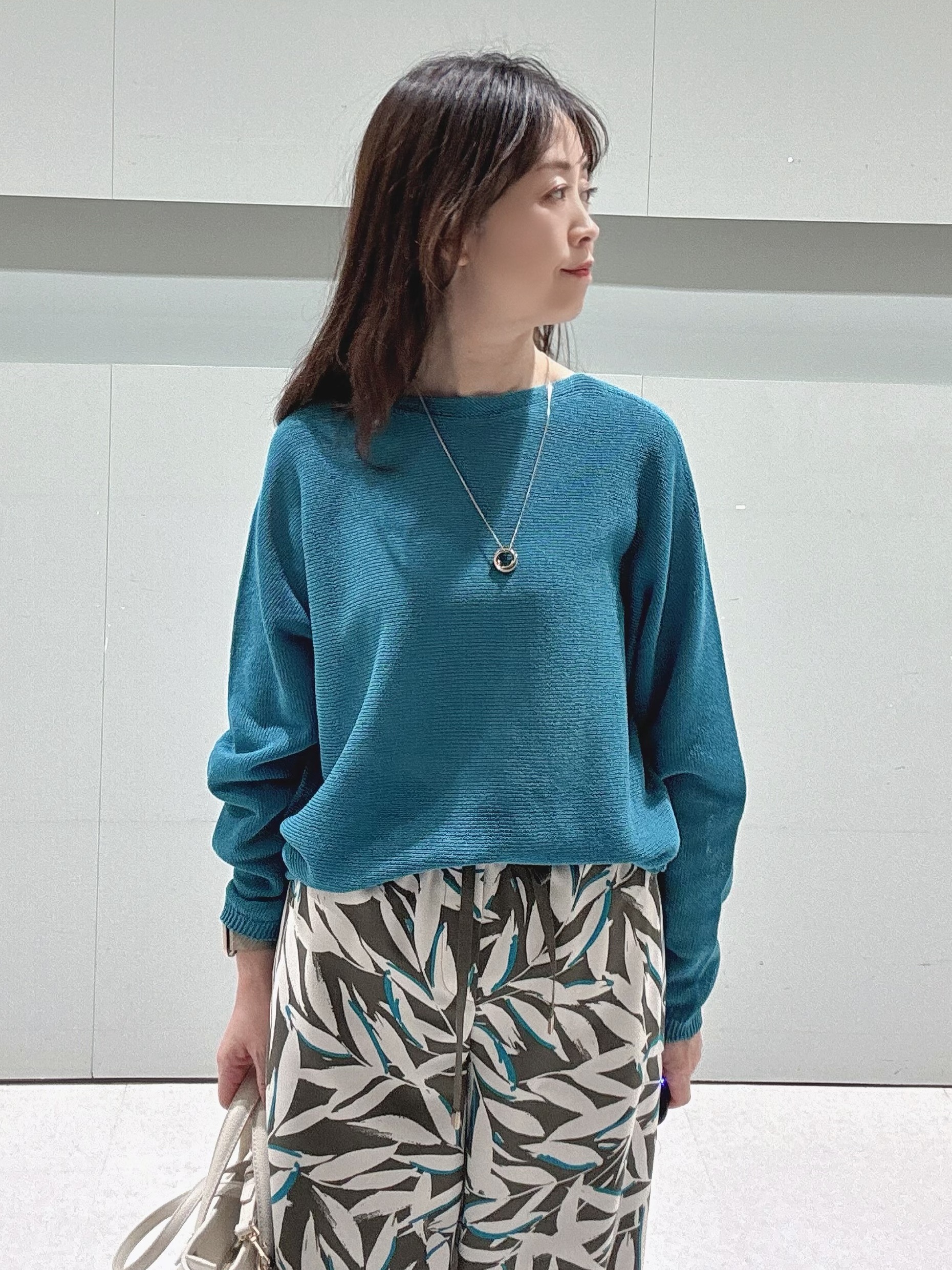 makiさんの「UNTITLED｜【8色展開/程よい透け感】ドライタッチボートネックニット」を使ったコーディネート