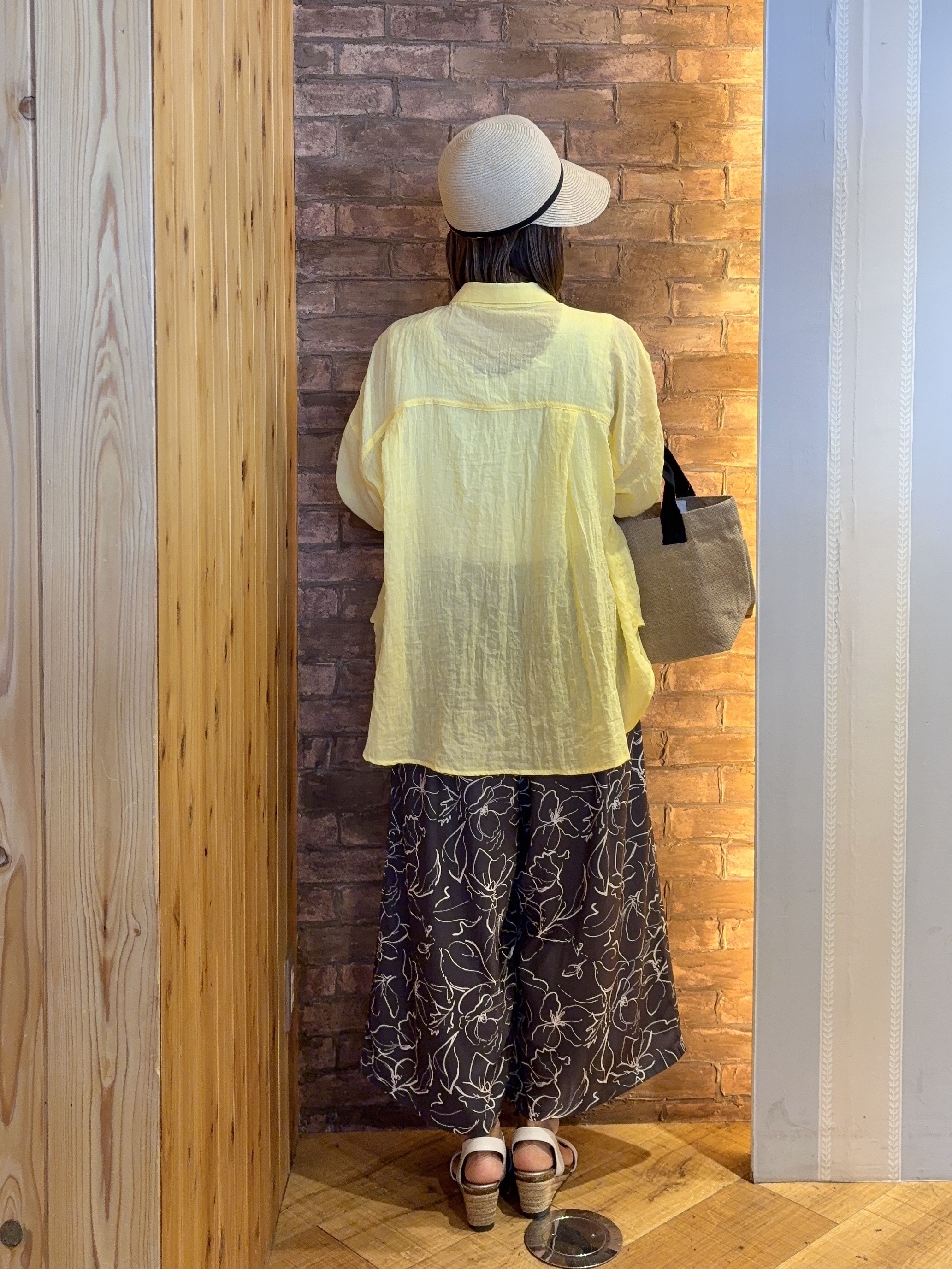 mieさんの「SHOO･LA･RUE｜【体型カバー】ふんわり質感 やわらかこなれシアーシャツ」を使ったコーディネート
