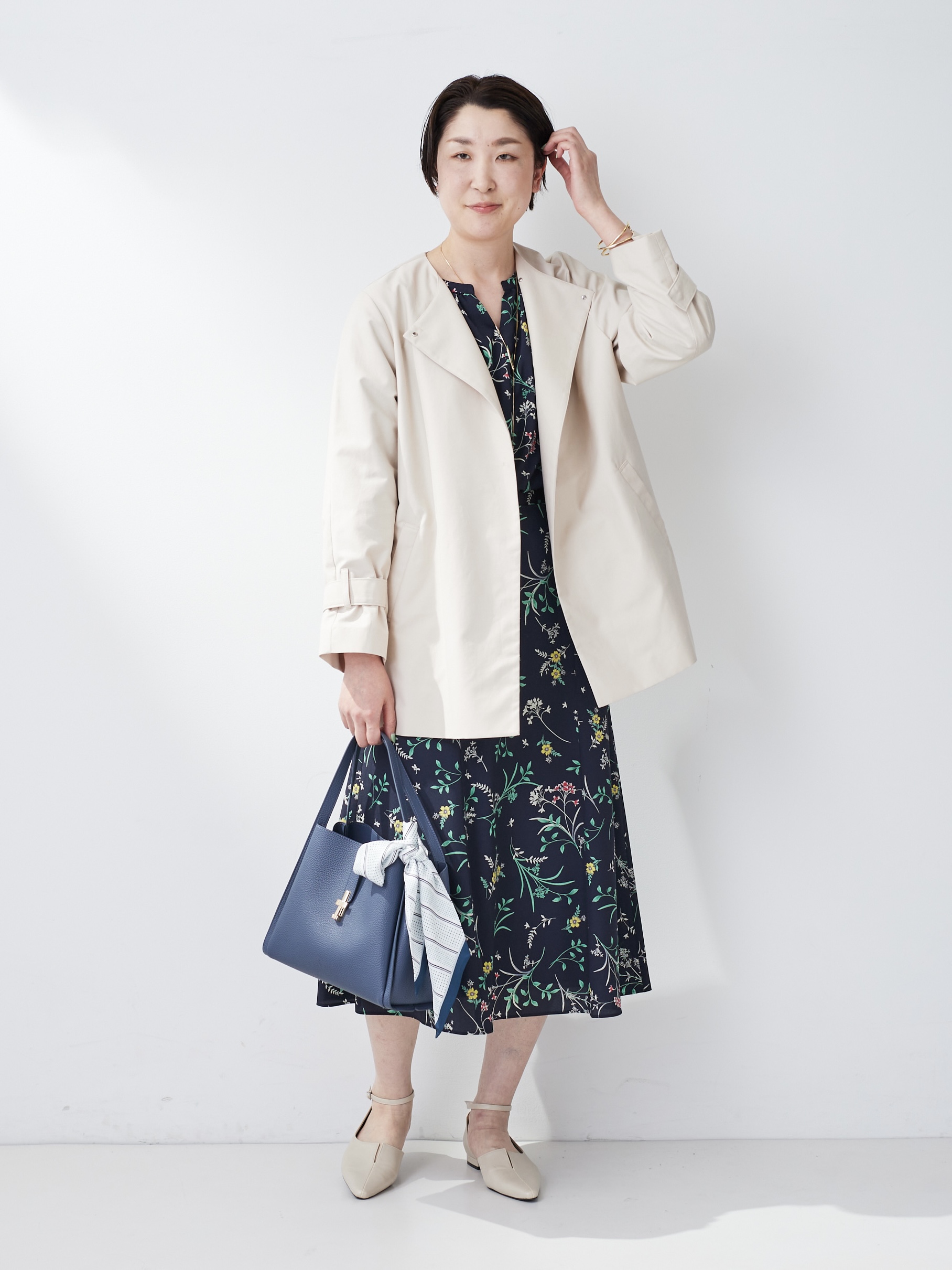 yuriさんの「INDIVI｜【撥水/軽量】ミドル丈 ミニマルトレンチコート」を使ったコーディネート