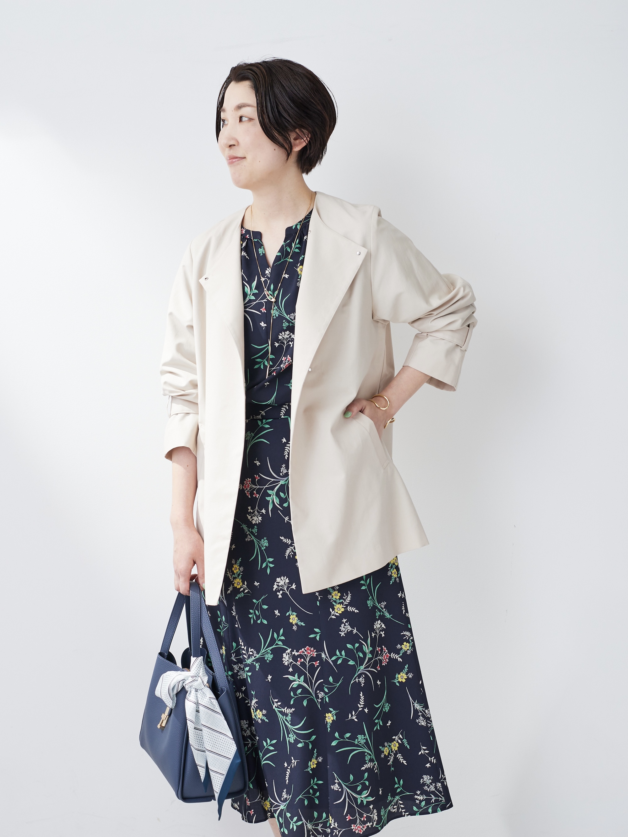 yuriさんの「INDIVI｜【撥水/軽量】ミドル丈 ミニマルトレンチコート」を使ったコーディネート