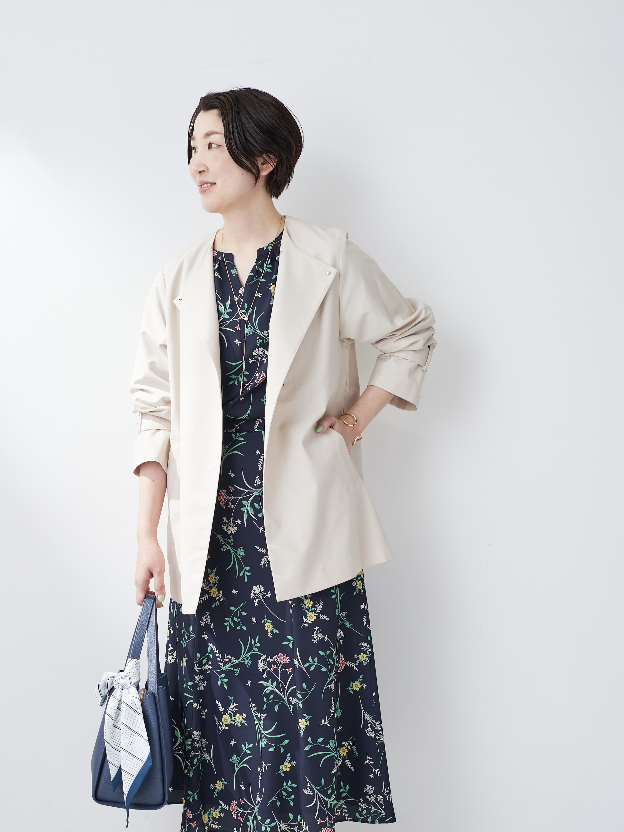 yuriさんの「INDIVI｜【撥水/軽量】ミドル丈 ミニマルトレンチコート」を使ったコーディネート