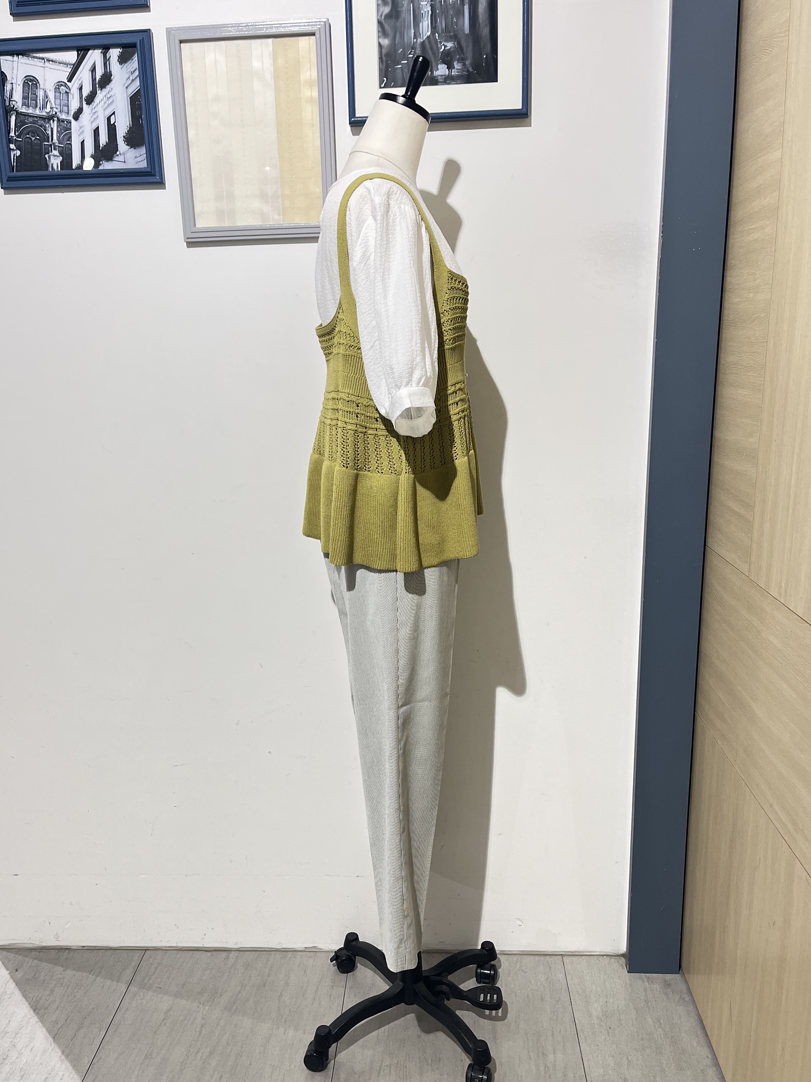 ほくとさんの「grove｜【2点SET】着るだけで完成、透かし編みニットビスチェ&times;ブラウス」を使ったコーディネート
