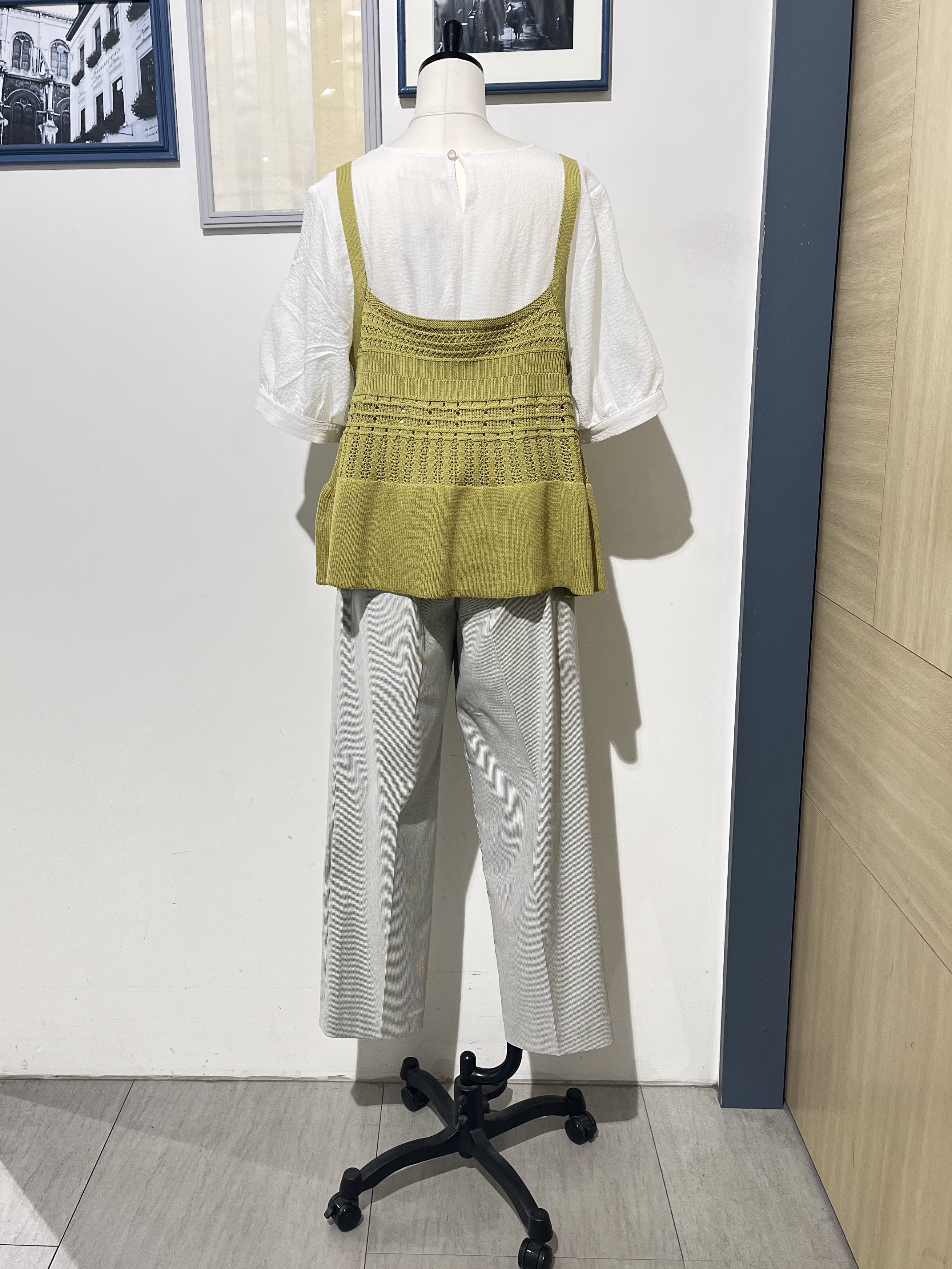 ほくとさんの「grove｜【2点SET】着るだけで完成、透かし編みニットビスチェ&times;ブラウス」を使ったコーディネート
