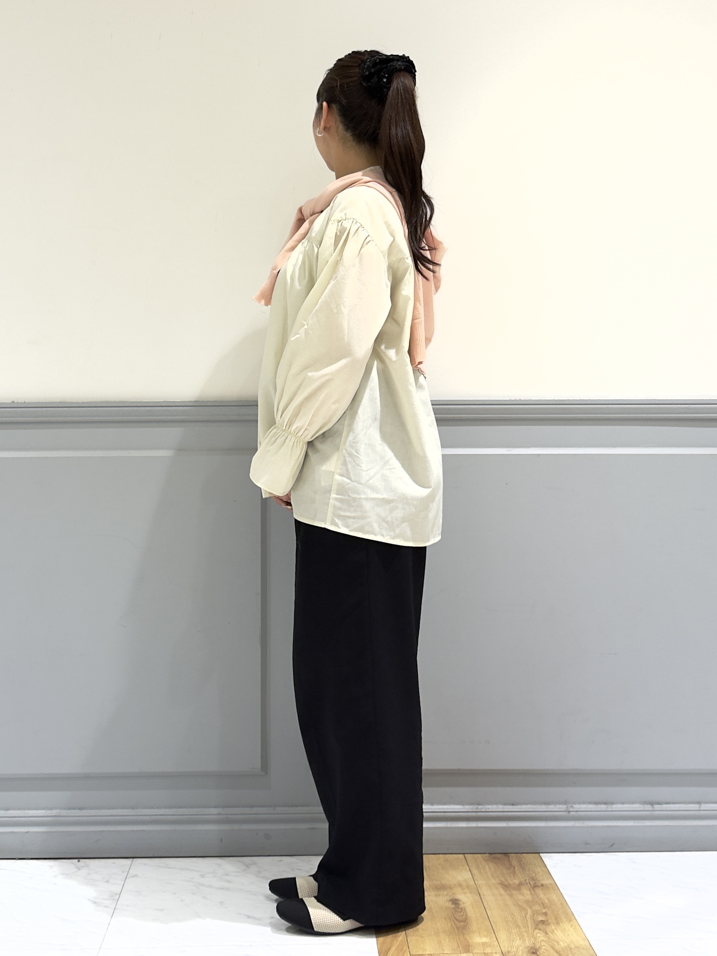 komuさんの「grove｜【UVカット/洗濯機で洗える】メタルボタンクルーネックカーディガン」を使ったコーディネート