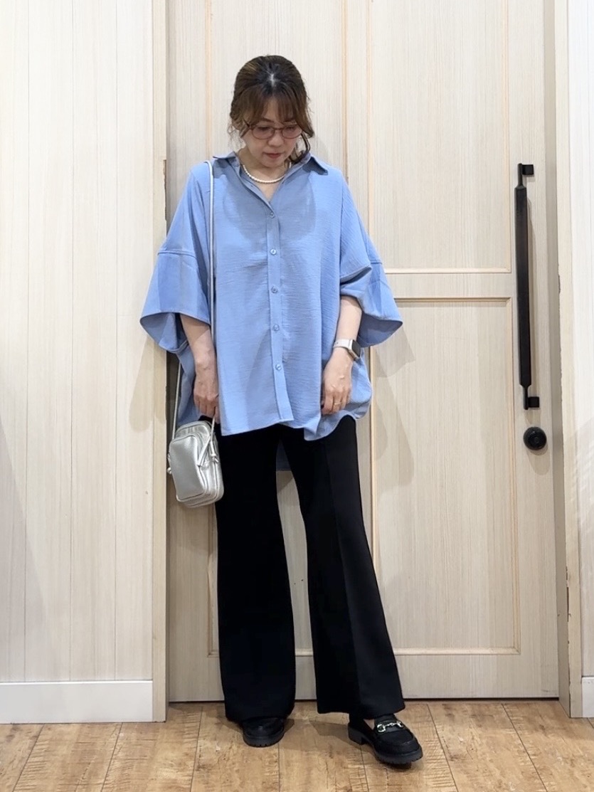 Y O k Oさんの「SHOO･LA･RUE｜【高レビュー/洗濯後しわになりにくい/体型カバー】きちんとゆるっと 大人の抜け感 ポンチョ風カラーシ」を使ったコーディネート
