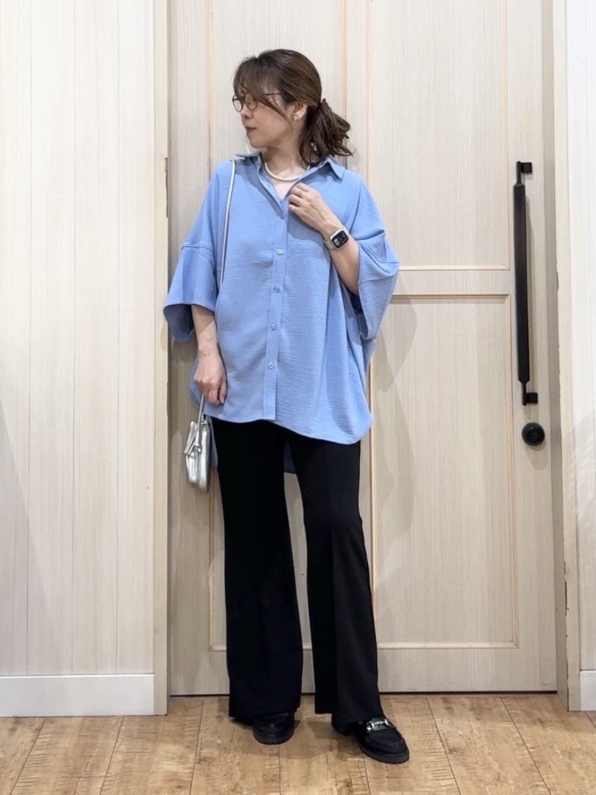 Y O k Oさんの「SHOO･LA･RUE｜【高レビュー/洗濯後しわになりにくい/体型カバー】きちんとゆるっと 大人の抜け感 ポンチョ風カラーシ」を使ったコーディネート