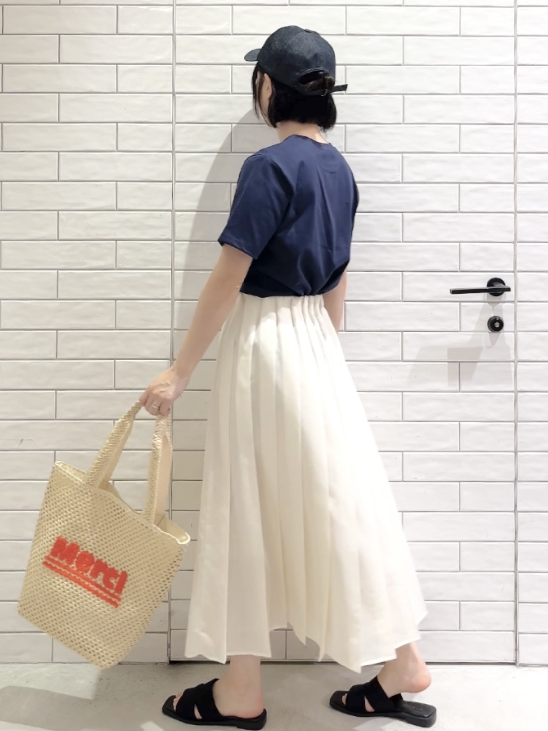 しおりさんの「OPAQUE.CLIP｜アソートロゴTシャツ【洗濯機OK】」を使ったコーディネート