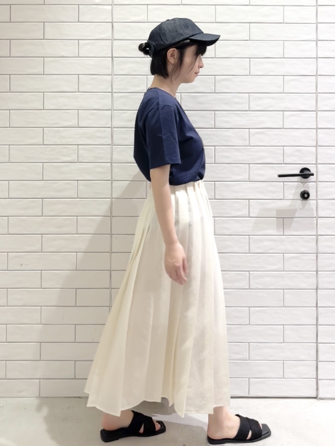 しおりさんの「OPAQUE.CLIP｜アソートロゴTシャツ【洗濯機OK】」を使ったコーディネート