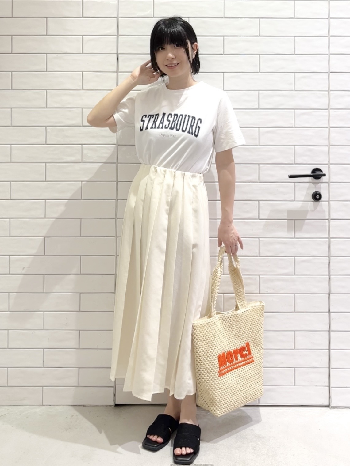 しおりさんの「OPAQUE.CLIP｜アソートロゴTシャツ【洗濯機OK】」を使ったコーディネート
