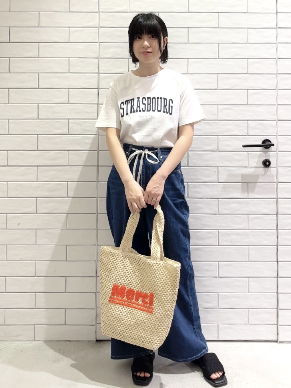 しおりさんの「OPAQUE.CLIP｜アソートロゴTシャツ【洗濯機OK】」を使ったコーディネート