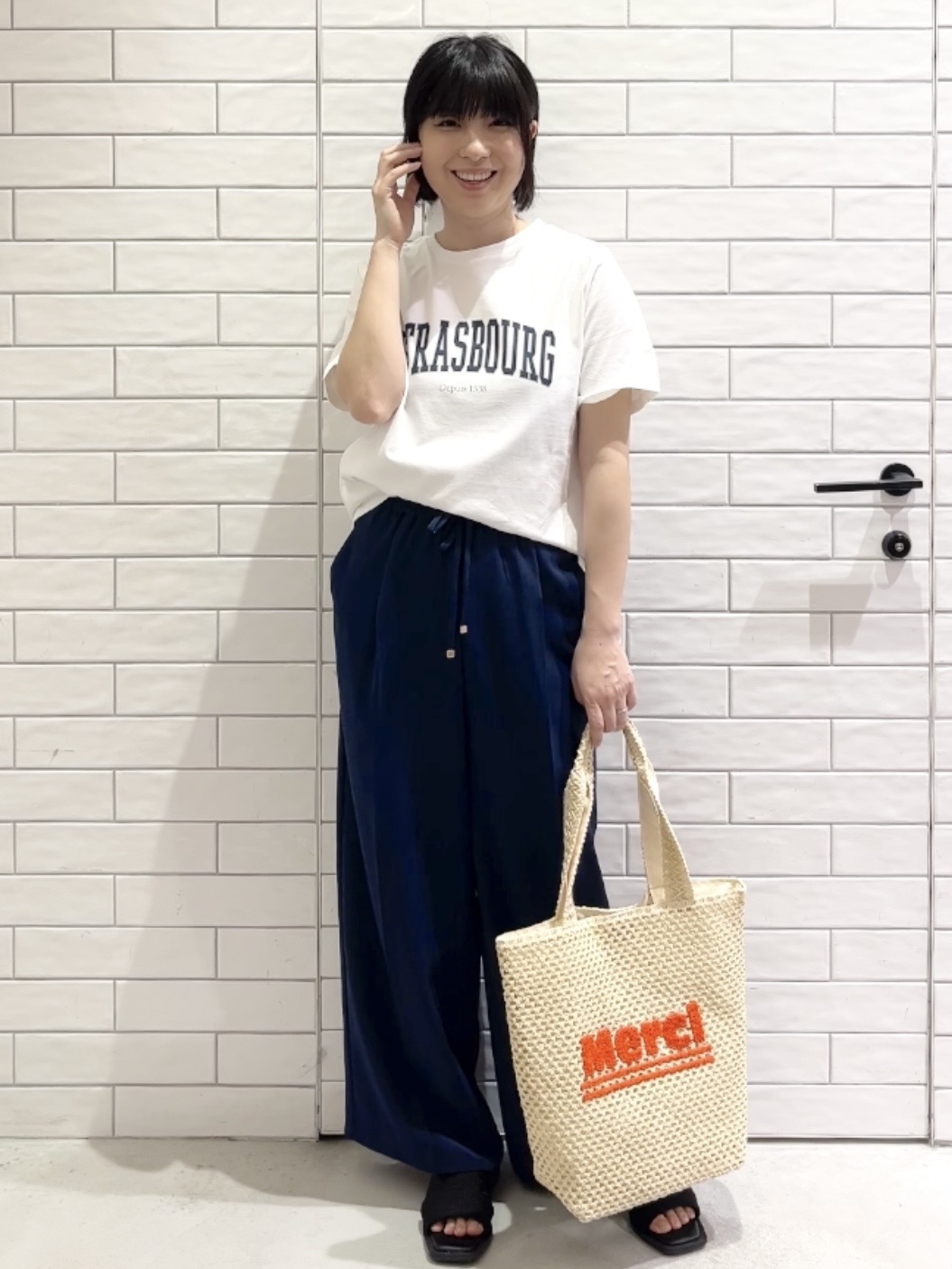 しおりさんの「OPAQUE.CLIP｜アソートロゴTシャツ【洗濯機OK】」を使ったコーディネート