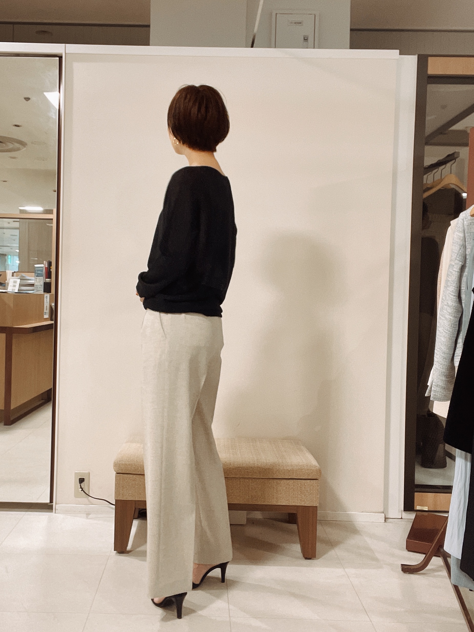 IWAMOさんの「UNTITLED｜【8色展開/程よい透け感】ドライタッチボートネックニット」を使ったコーディネート