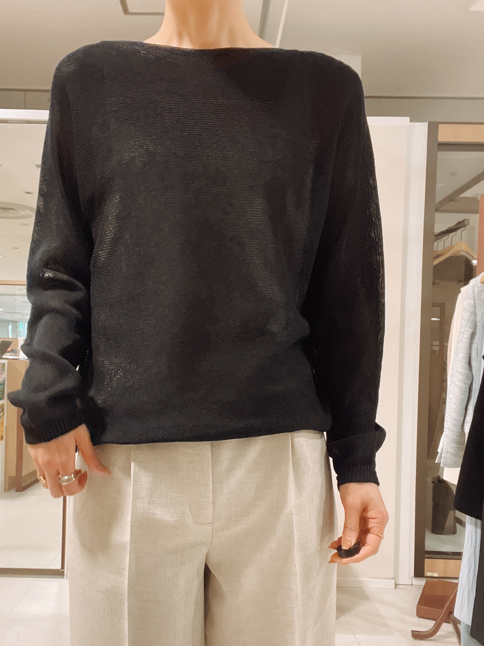 IWAMOさんの「UNTITLED｜【8色展開/程よい透け感】ドライタッチボートネックニット」を使ったコーディネート