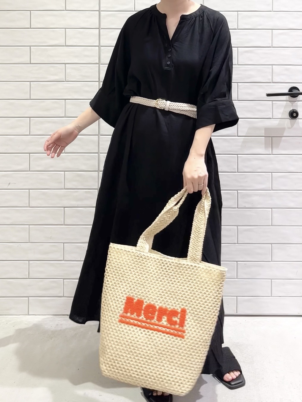 しおりさんの「OPAQUE.CLIP｜キーネックロングワンピース【洗える】」を使ったコーディネート