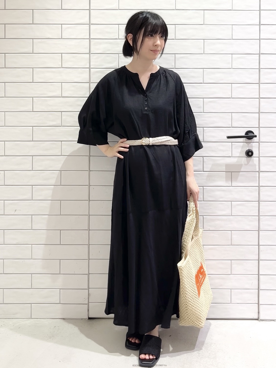 しおりさんの「OPAQUE.CLIP｜キーネックロングワンピース【洗える】」を使ったコーディネート