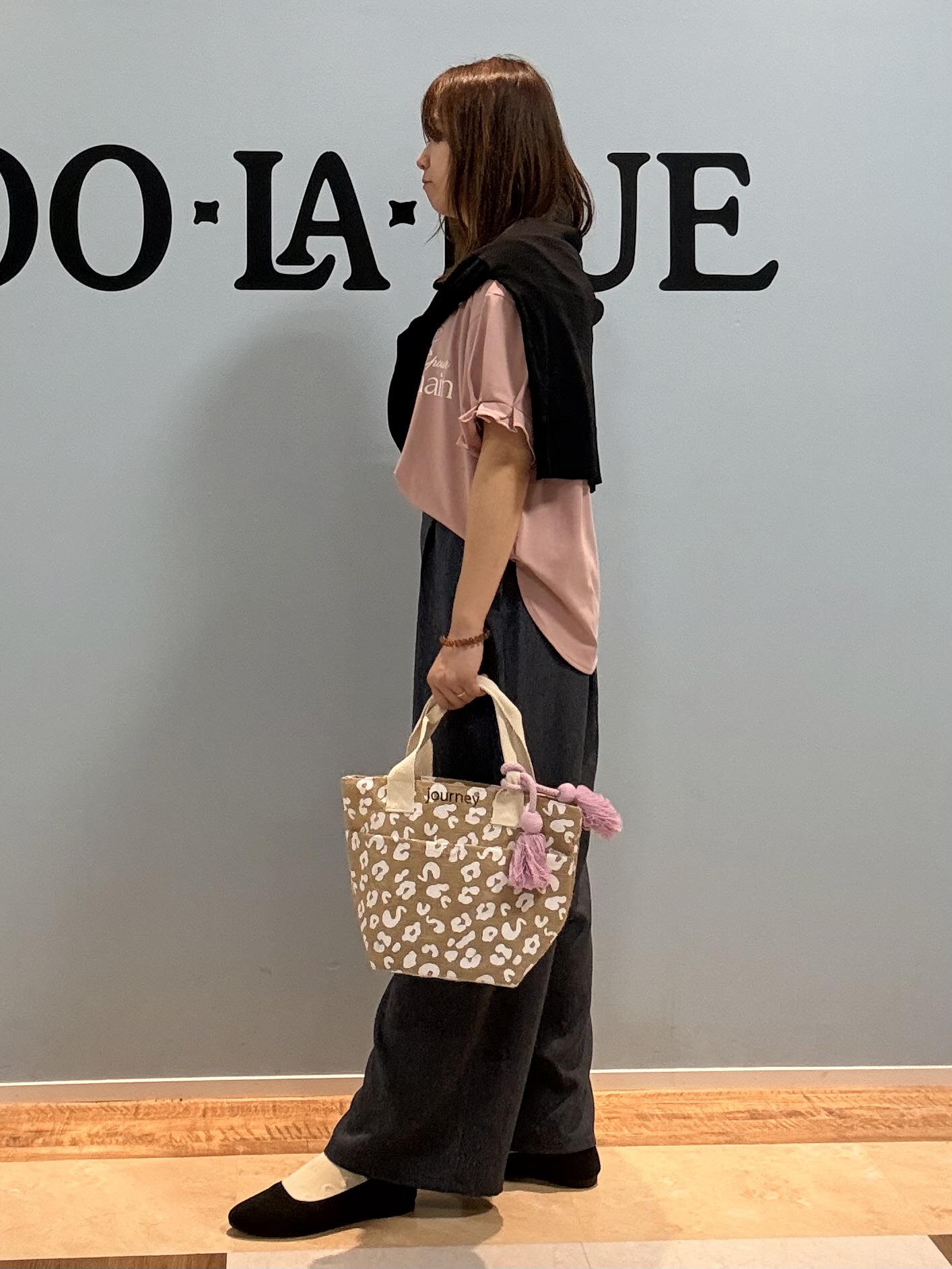 Naaatsuさんの「SHOO･LA･RUE｜【ひんやり/UV/S-LL】お袖ふんわり二の腕カバー ぷっくりラメプリントTシャツ」を使ったコーディネート