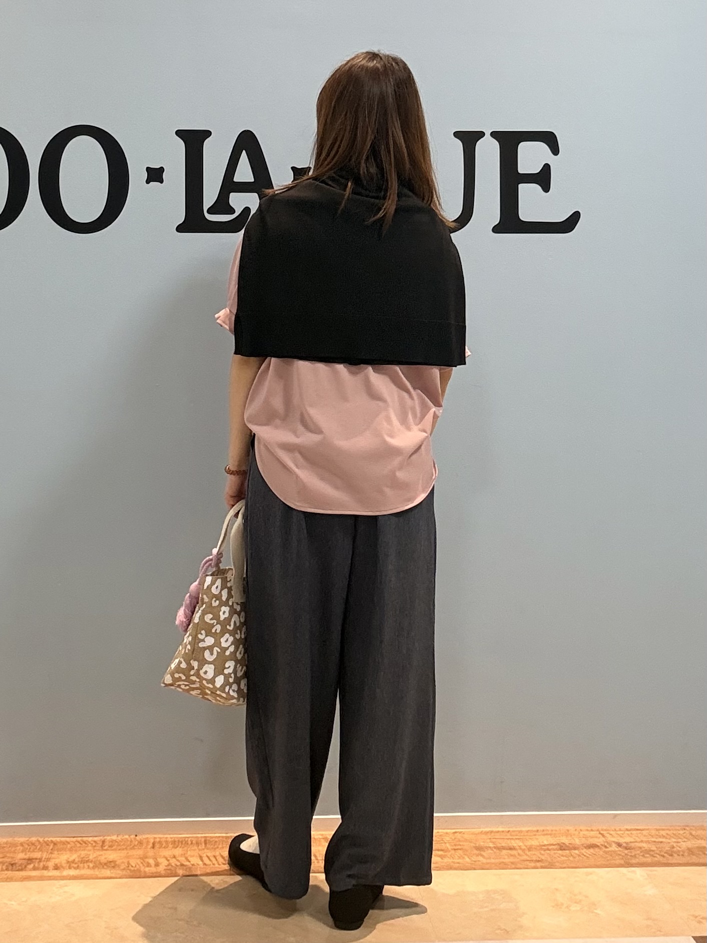 Naaatsuさんの「SHOO･LA･RUE｜【ひんやり/UV/S-LL】お袖ふんわり二の腕カバー ぷっくりラメプリントTシャツ」を使ったコーディネート