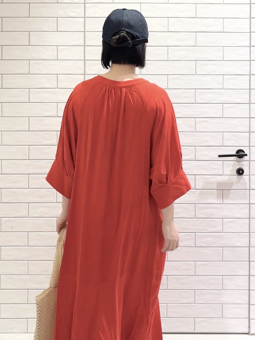 しおりさんの「OPAQUE.CLIP｜キーネックロングワンピース【洗える】」を使ったコーディネート