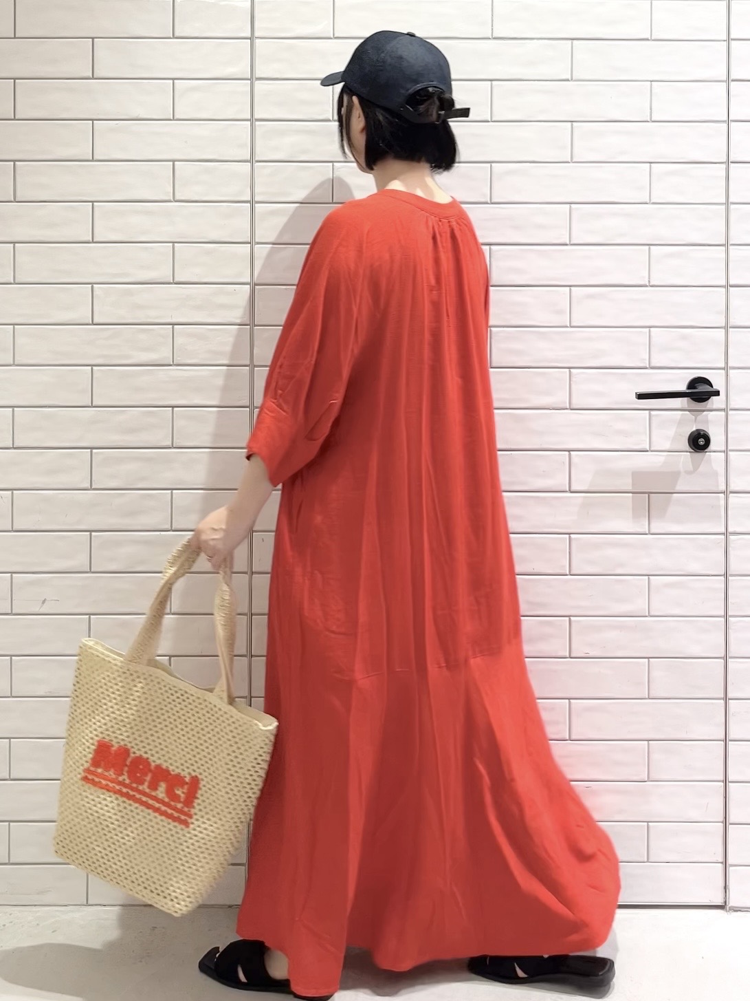 しおりさんの「OPAQUE.CLIP｜キーネックロングワンピース【洗える】」を使ったコーディネート
