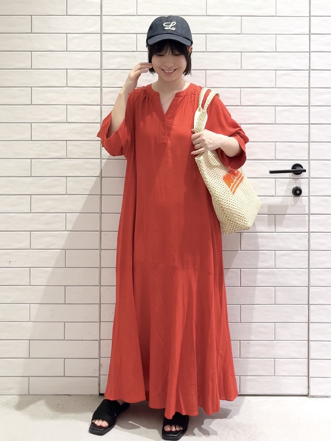 しおりさんの「OPAQUE.CLIP｜キーネックロングワンピース【洗える】」を使ったコーディネート