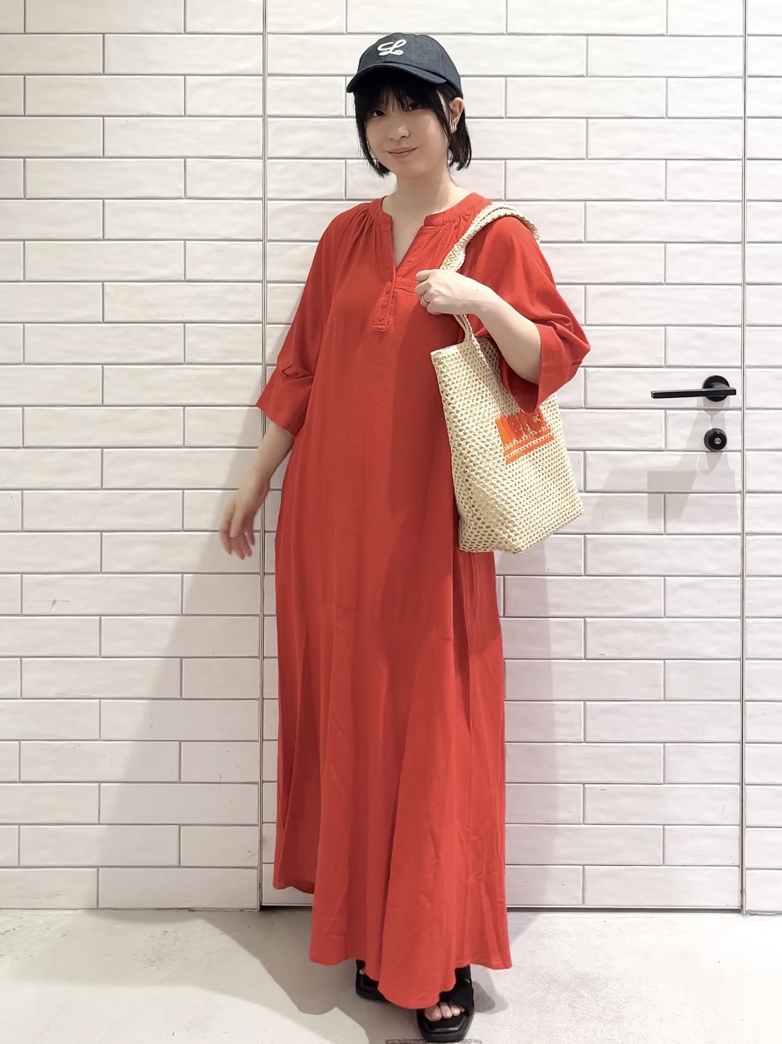 しおりさんの「OPAQUE.CLIP｜キーネックロングワンピース【洗える】」を使ったコーディネート