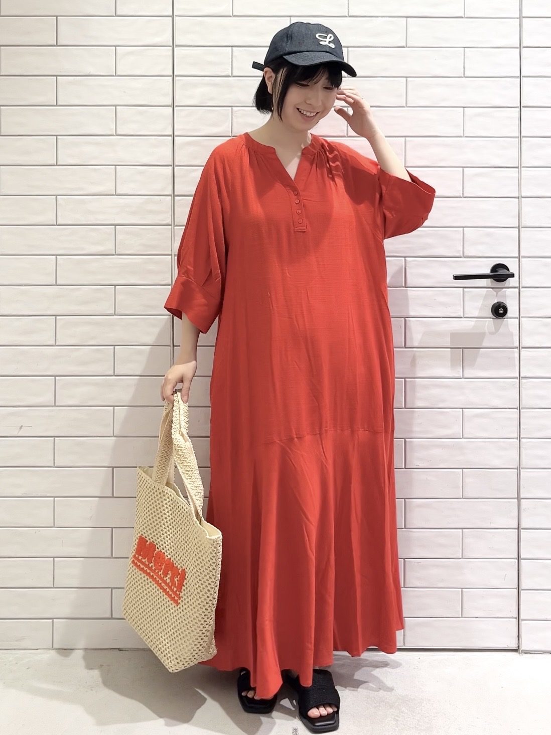 しおりさんの「OPAQUE.CLIP｜キーネックロングワンピース【洗える】」を使ったコーディネート