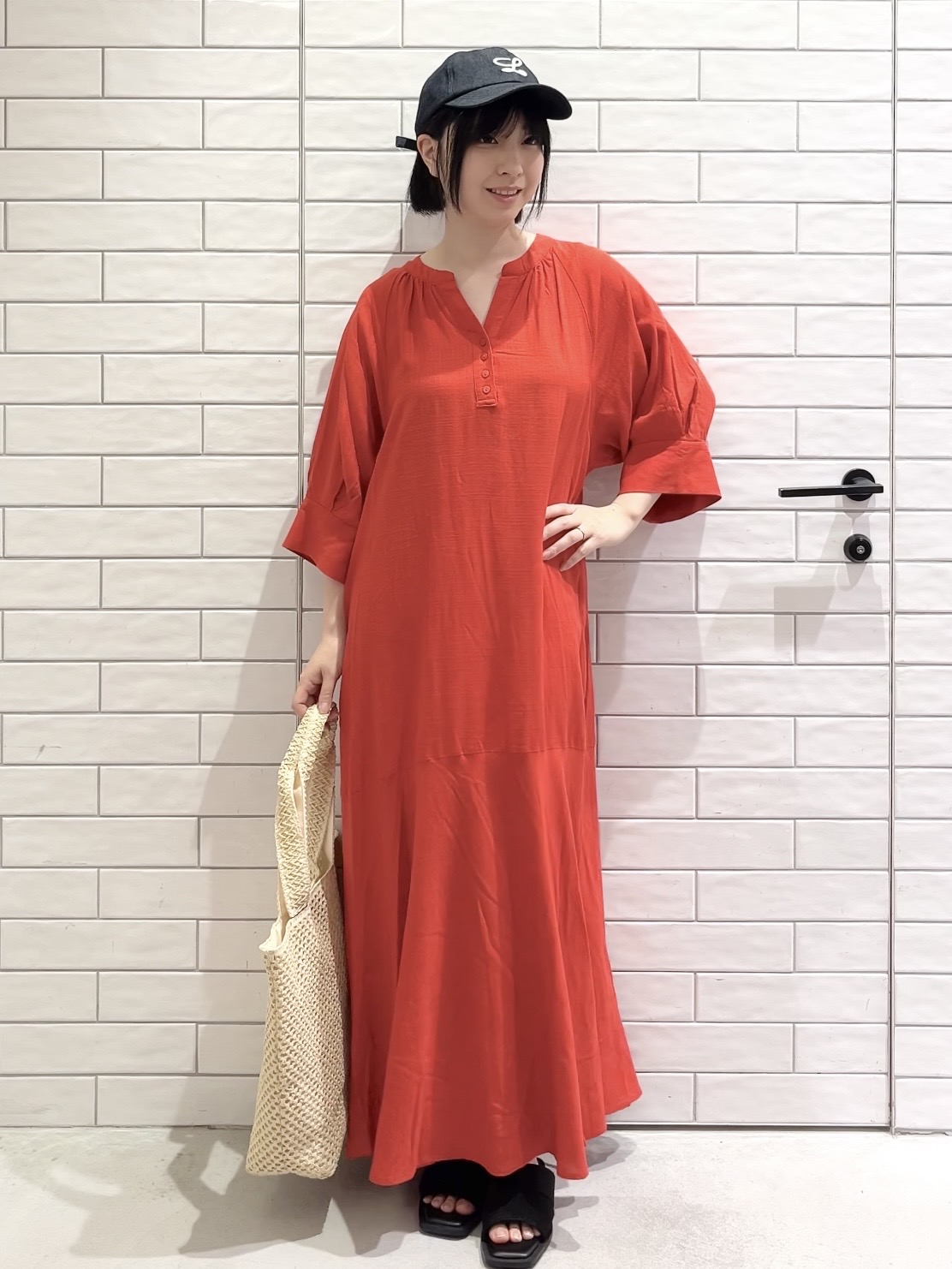 しおりさんの「OPAQUE.CLIP｜キーネックロングワンピース【洗える】」を使ったコーディネート