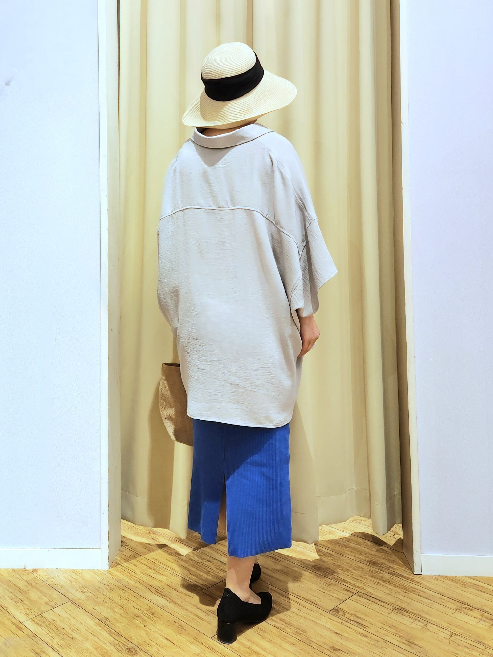 くまさんの「SHOO･LA･RUE｜【高レビュー/洗濯後しわになりにくい/体型カバー】きちんとゆるっと 大人の抜け感 ポンチョ風カラーシ」を使ったコーディネート