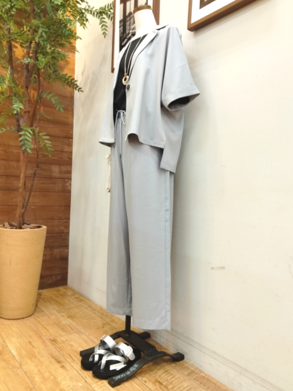 うっちーさんの「SHOO･LA･RUE｜【セットアップ可/洗濯後しわになりにくい/S-LL】半袖とろみテーラードジャケット」を使ったコーディネート