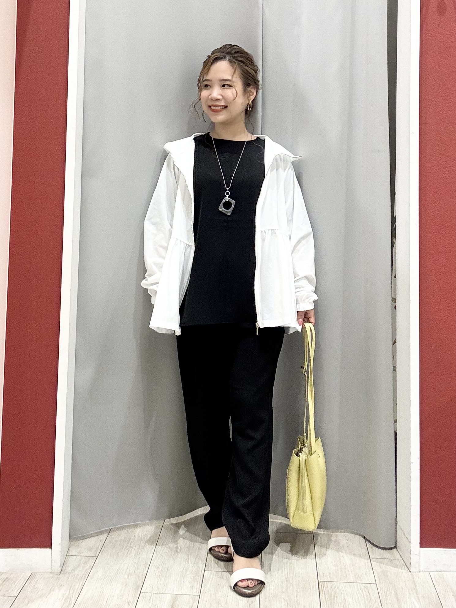 shioさんの「SHOO･LA･RUE｜【S-LL/体型カバー】日焼け対策にも女性らしさを UVカットペプラムパーカ」を使ったコーディネート